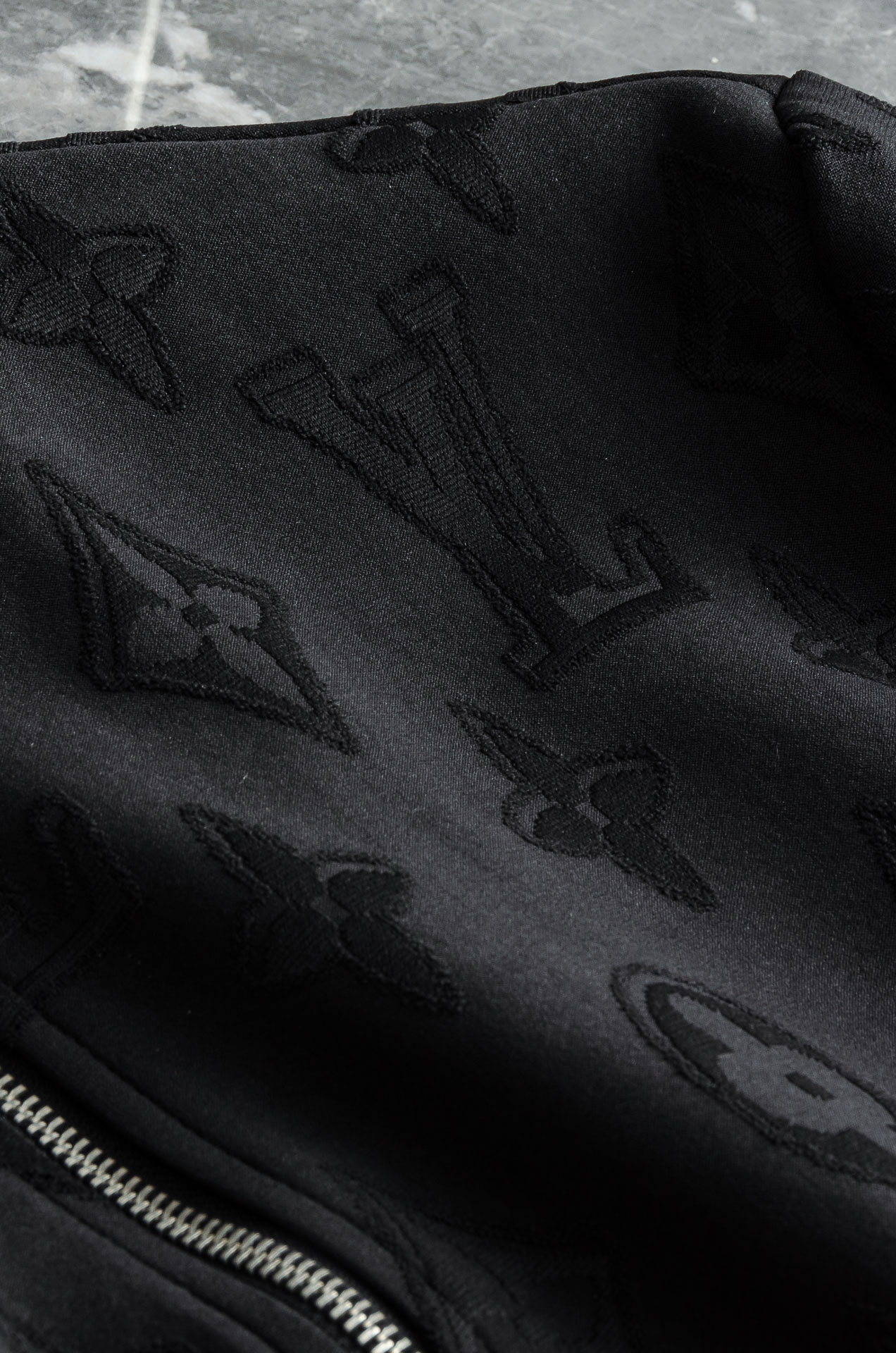 Lv 2025FW满幅提花时尚休闲夹克外套#以其独特的设计风格，瞬间提升了整体的时尚感。的立领设计，不仅