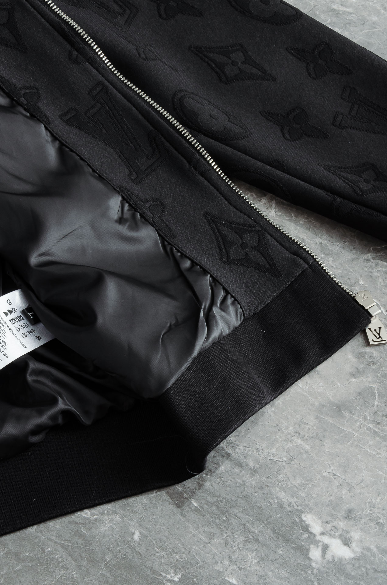 Lv 2025FW满幅提花时尚休闲夹克外套#以其独特的设计风格，瞬间提升了整体的时尚感。的立领设计，不仅