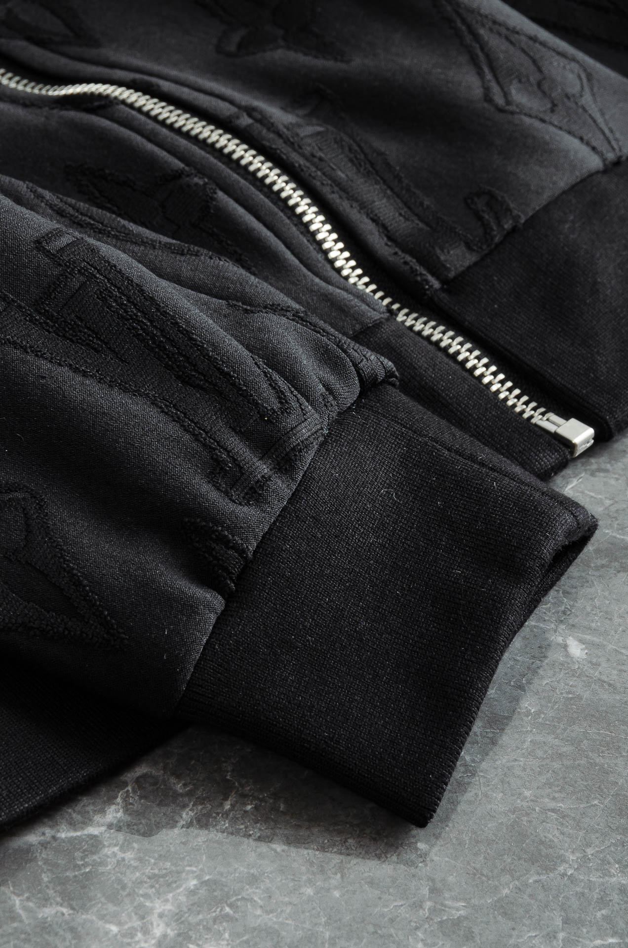 Lv 2025FW满幅提花时尚休闲夹克外套#以其独特的设计风格，瞬间提升了整体的时尚感。的立领设计，不仅