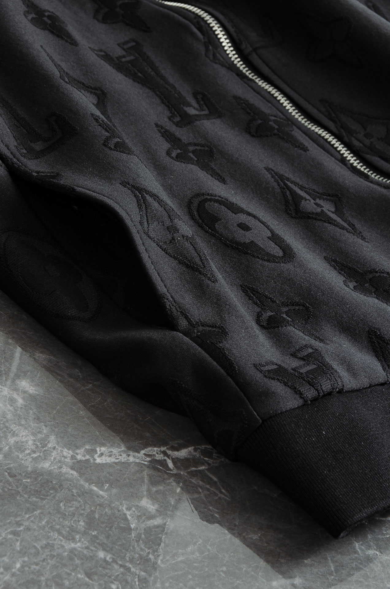 Lv 2025FW满幅提花时尚休闲夹克外套#以其独特的设计风格，瞬间提升了整体的时尚感。的立领设计，不仅