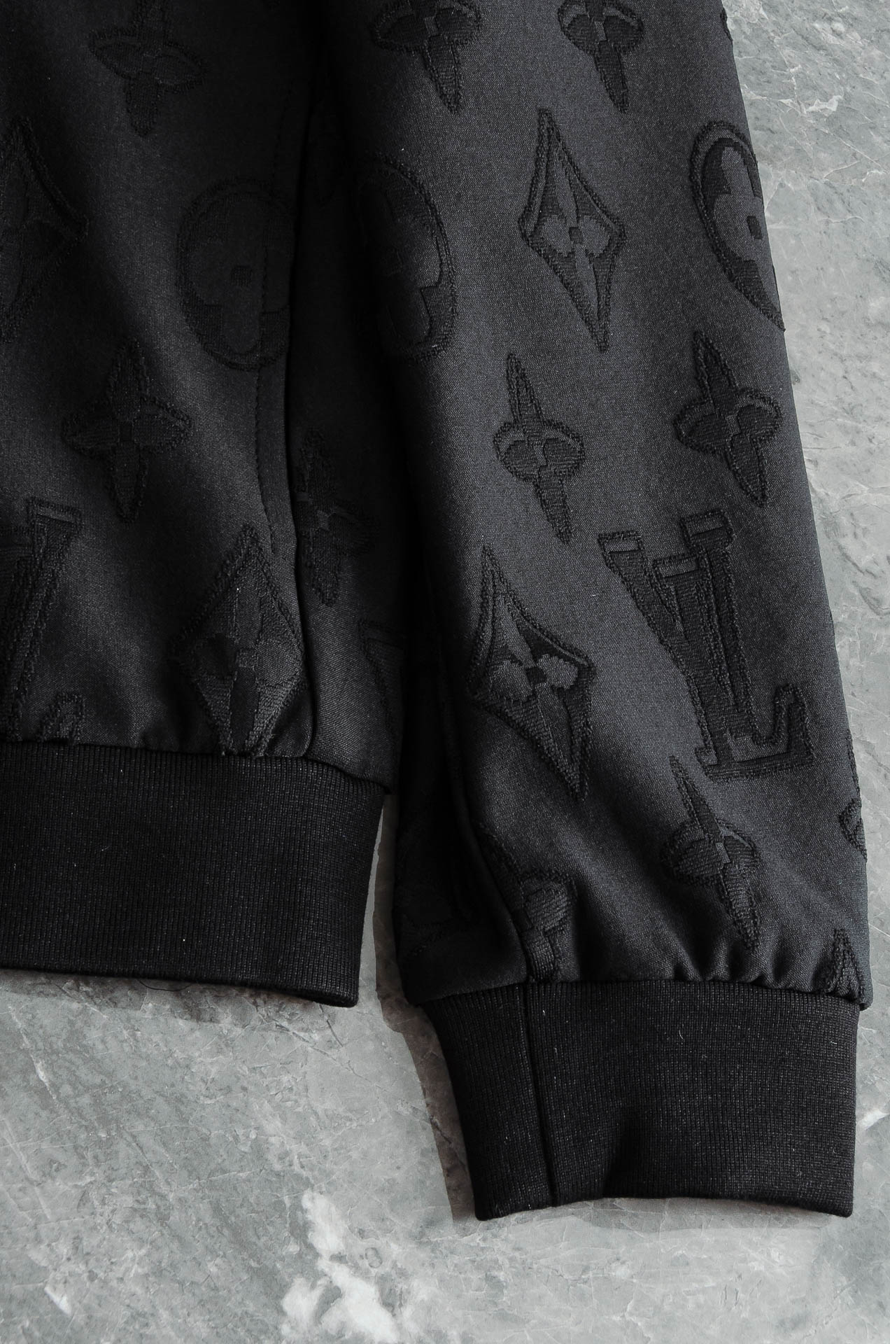 Lv 2025FW满幅提花时尚休闲夹克外套#以其独特的设计风格，瞬间提升了整体的时尚感。的立领设计，不仅