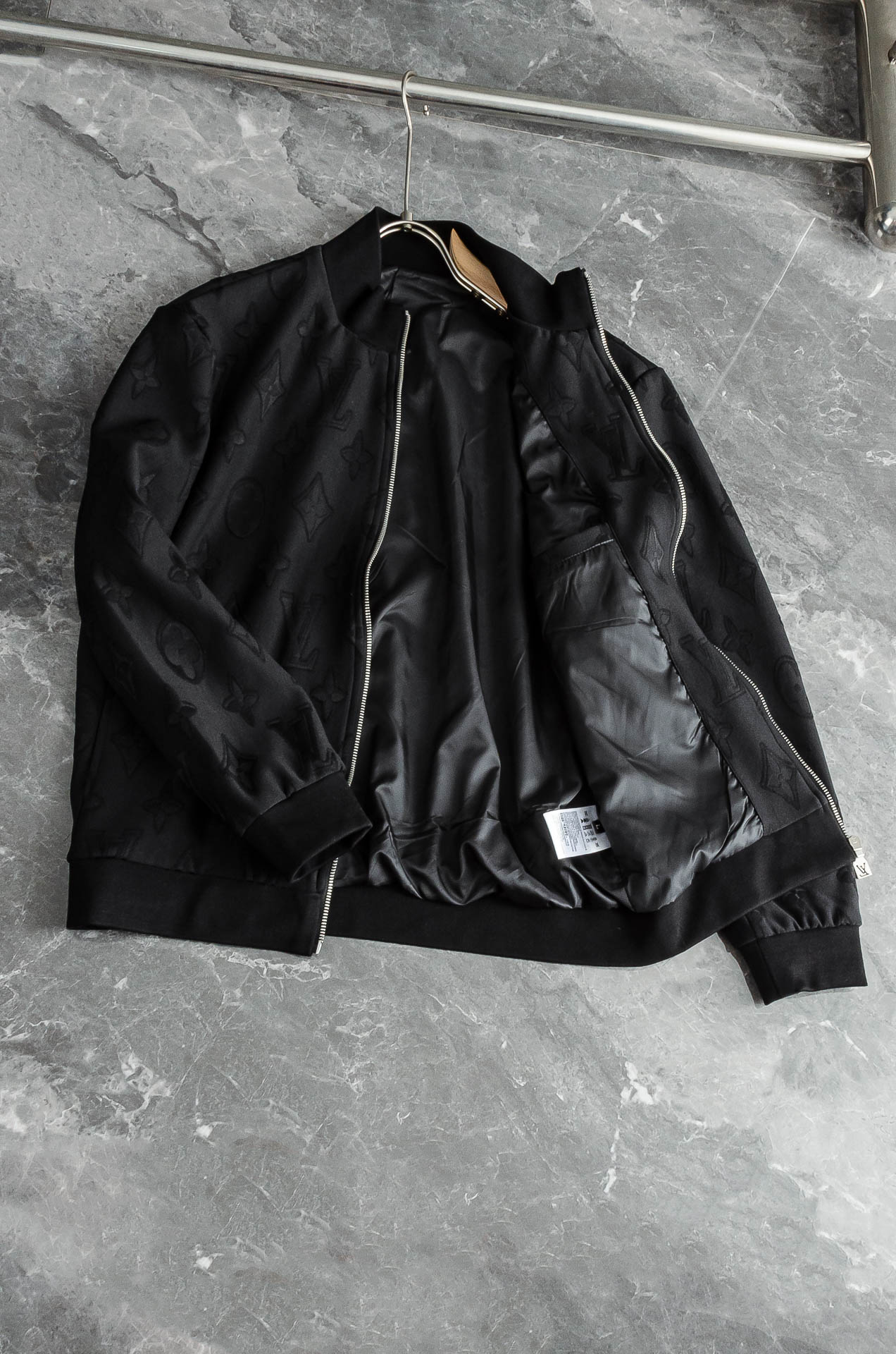 Lv 2025FW满幅提花时尚休闲夹克外套#以其独特的设计风格，瞬间提升了整体的时尚感。的立领设计，不仅