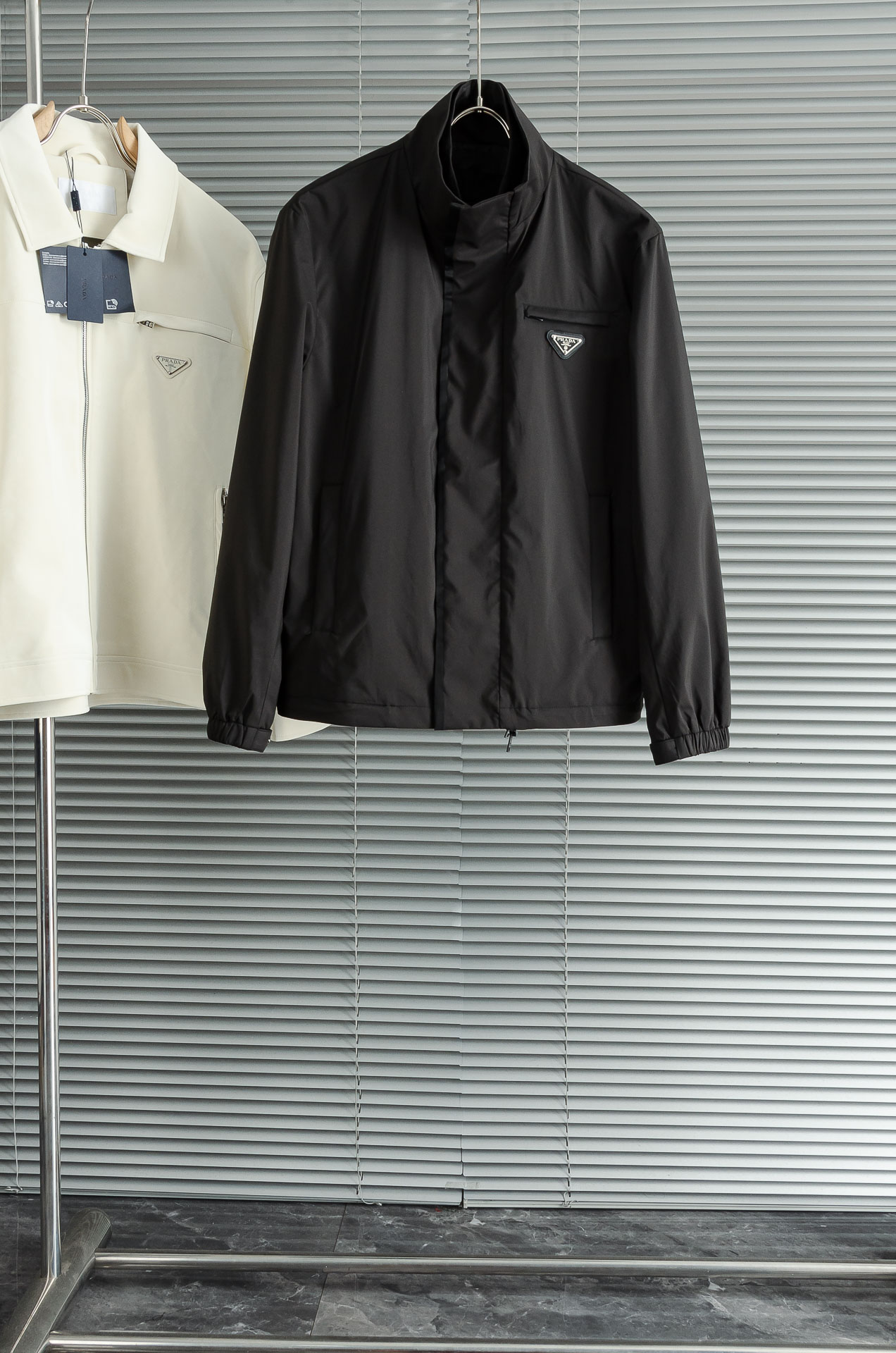 Prad#a 普/拉达2026fw秋冬最新高密度防风防水面料P家经典男士夹克外套#商务休闲通勤风格。简洁