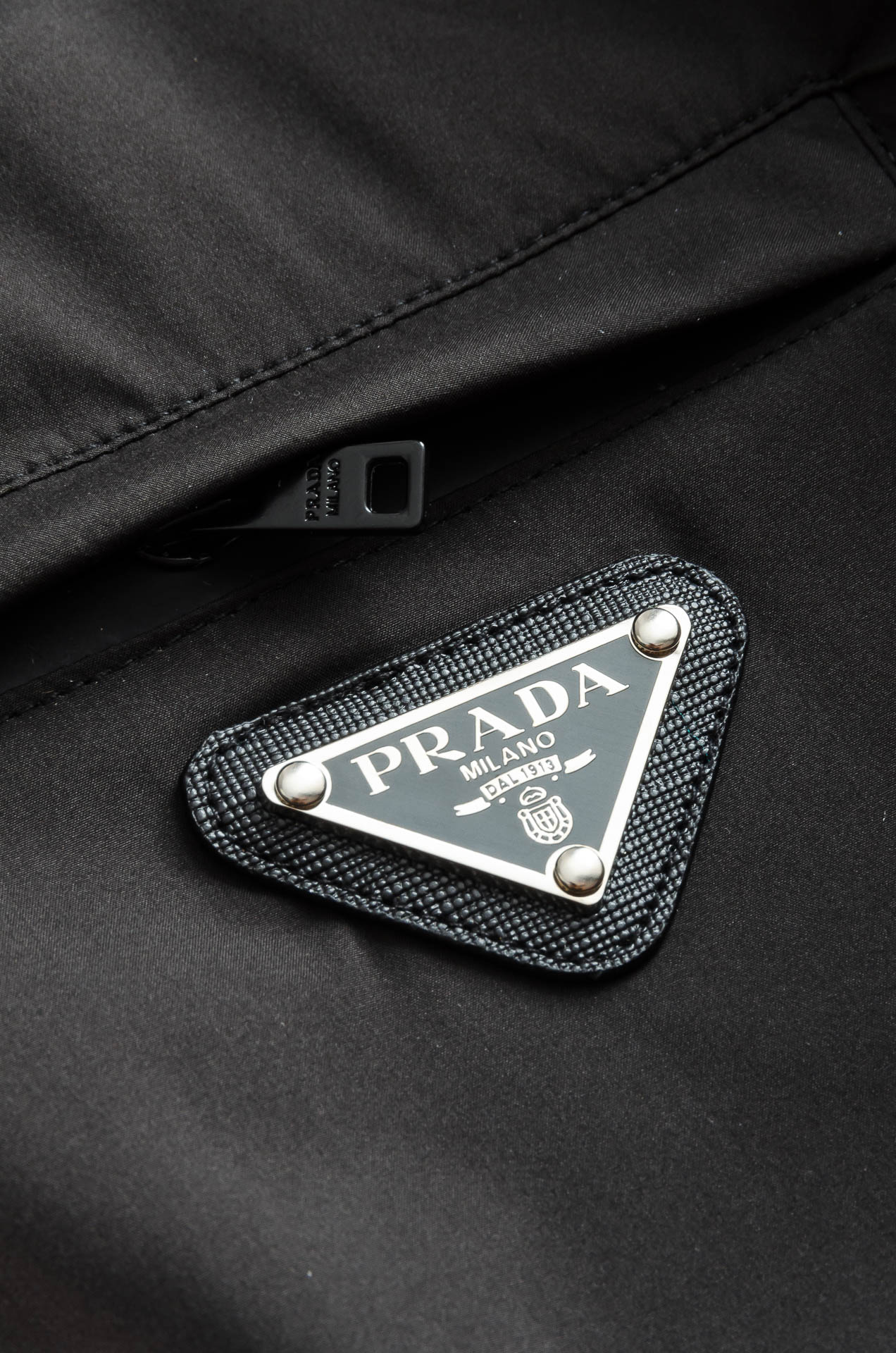 Prad#a 普/拉达2026fw秋冬最新高密度防风防水面料P家经典男士夹克外套#商务休闲通勤风格。简洁