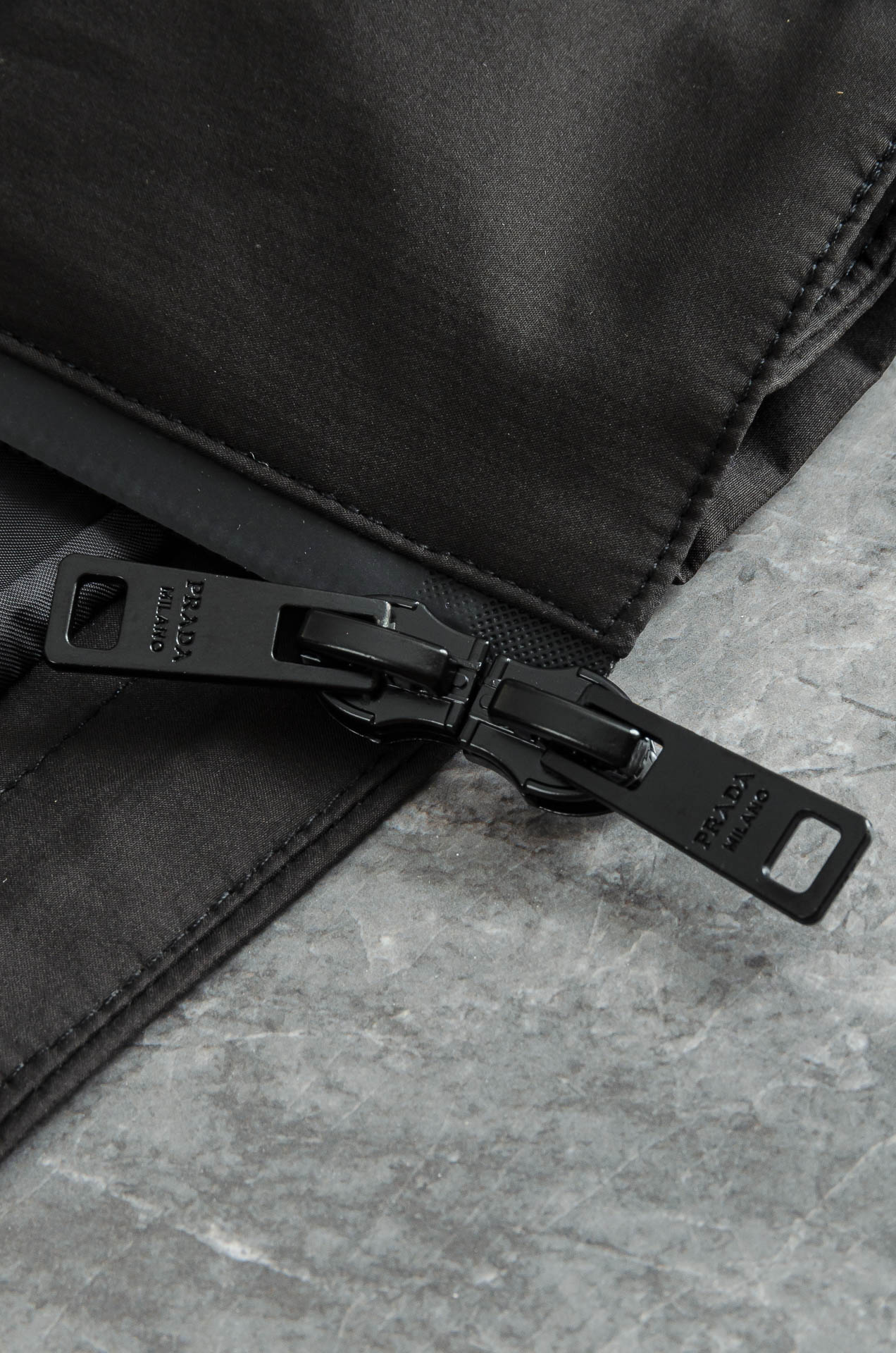 Prad#a 普/拉达2026fw秋冬最新高密度防风防水面料P家经典男士夹克外套#商务休闲通勤风格。简洁