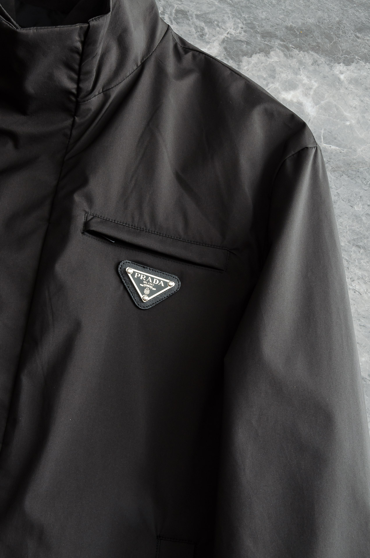 Prad#a 普/拉达2026fw秋冬最新高密度防风防水面料P家经典男士夹克外套#商务休闲通勤风格。简洁