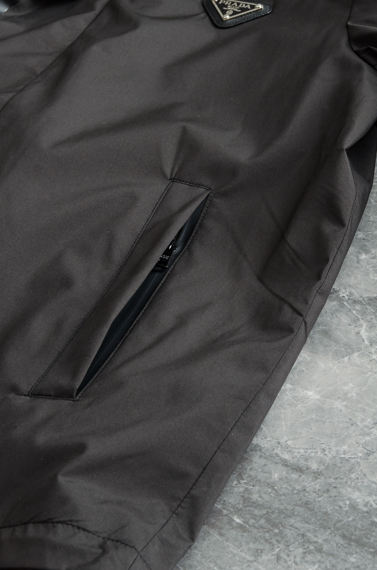 Prad#a 普/拉达2026fw秋冬最新高密度防风防水面料P家经典男士夹克外套#商务休闲通勤风格。简洁