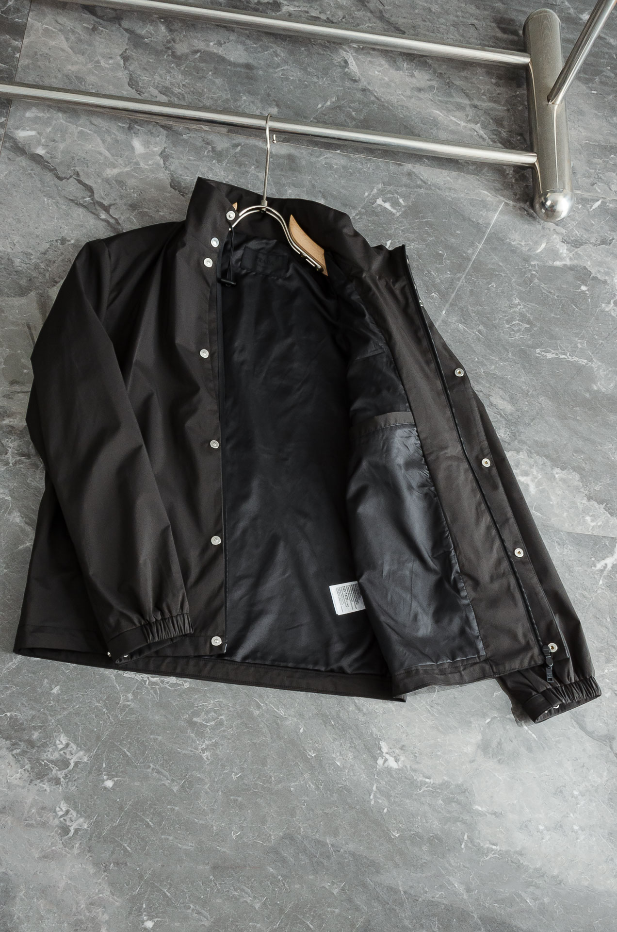 Prad#a 普/拉达2026fw秋冬最新高密度防风防水面料P家经典男士夹克外套#商务休闲通勤风格。简洁