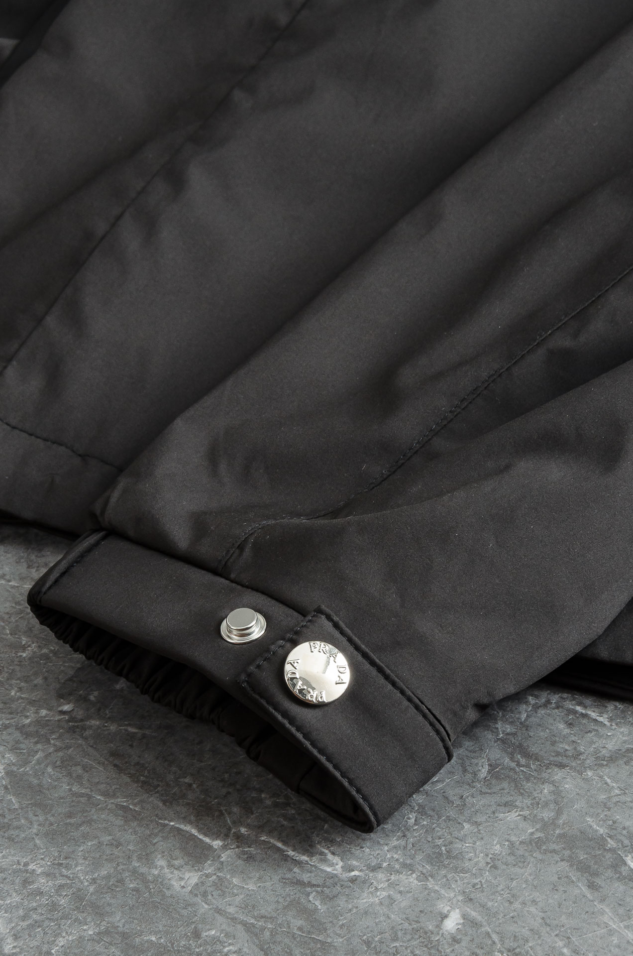 Prad#a 普/拉达2026fw秋冬最新高密度防风防水面料P家经典男士夹克外套#商务休闲通勤风格。简洁