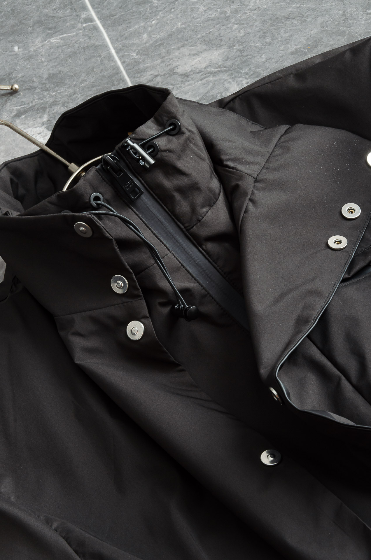 Prad#a 普/拉达2026fw秋冬最新高密度防风防水面料P家经典男士夹克外套#商务休闲通勤风格。简洁