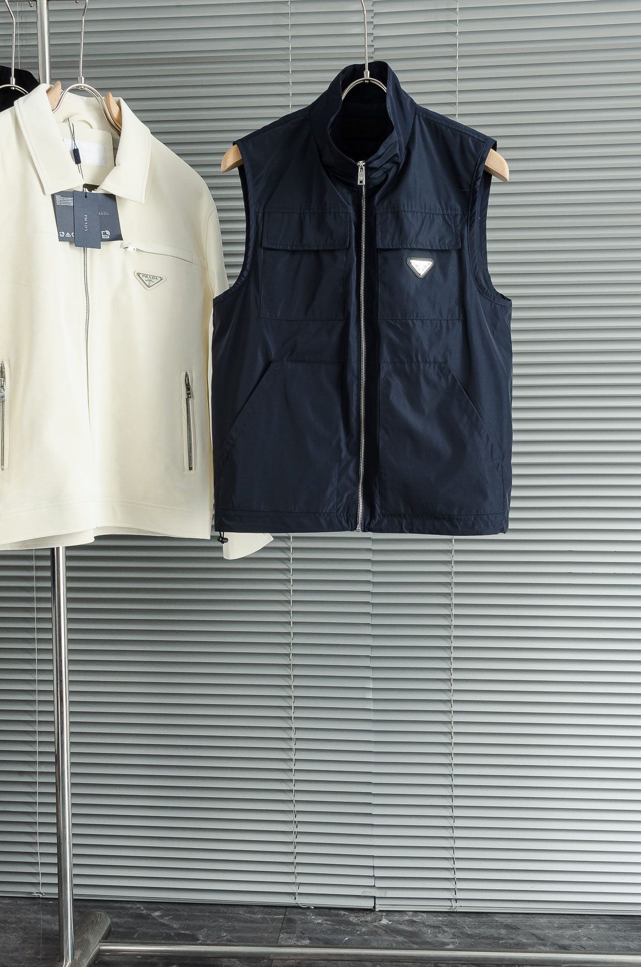 PR#ADA普拉达2026最新立领设计男士休闲马甲夹克外套#上身十分的舒适，质感超级的细腻且柔软。色彩鲜