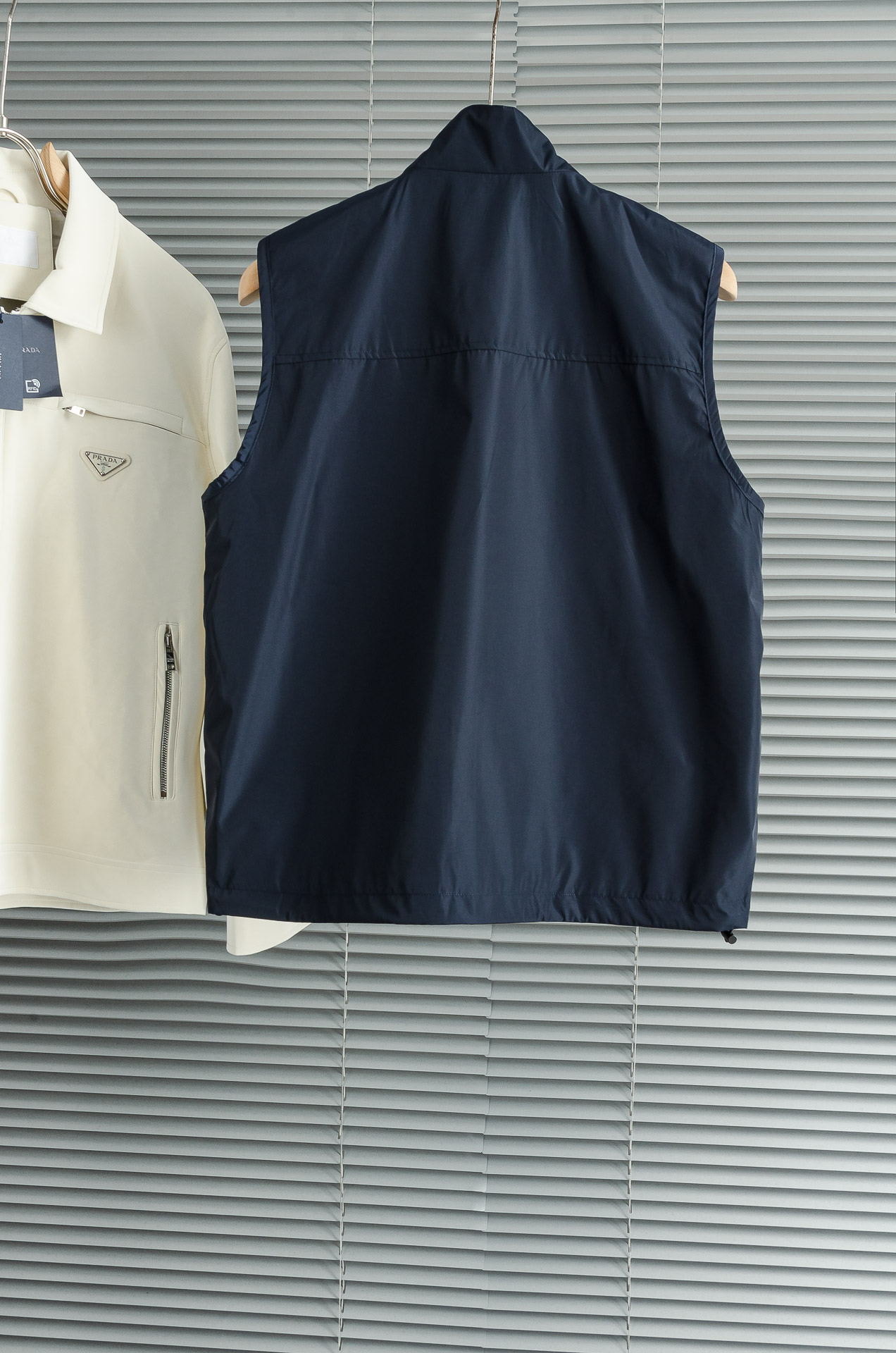 PR#ADA普拉达2026最新立领设计男士休闲马甲夹克外套#上身十分的舒适，质感超级的细腻且柔软。色彩鲜