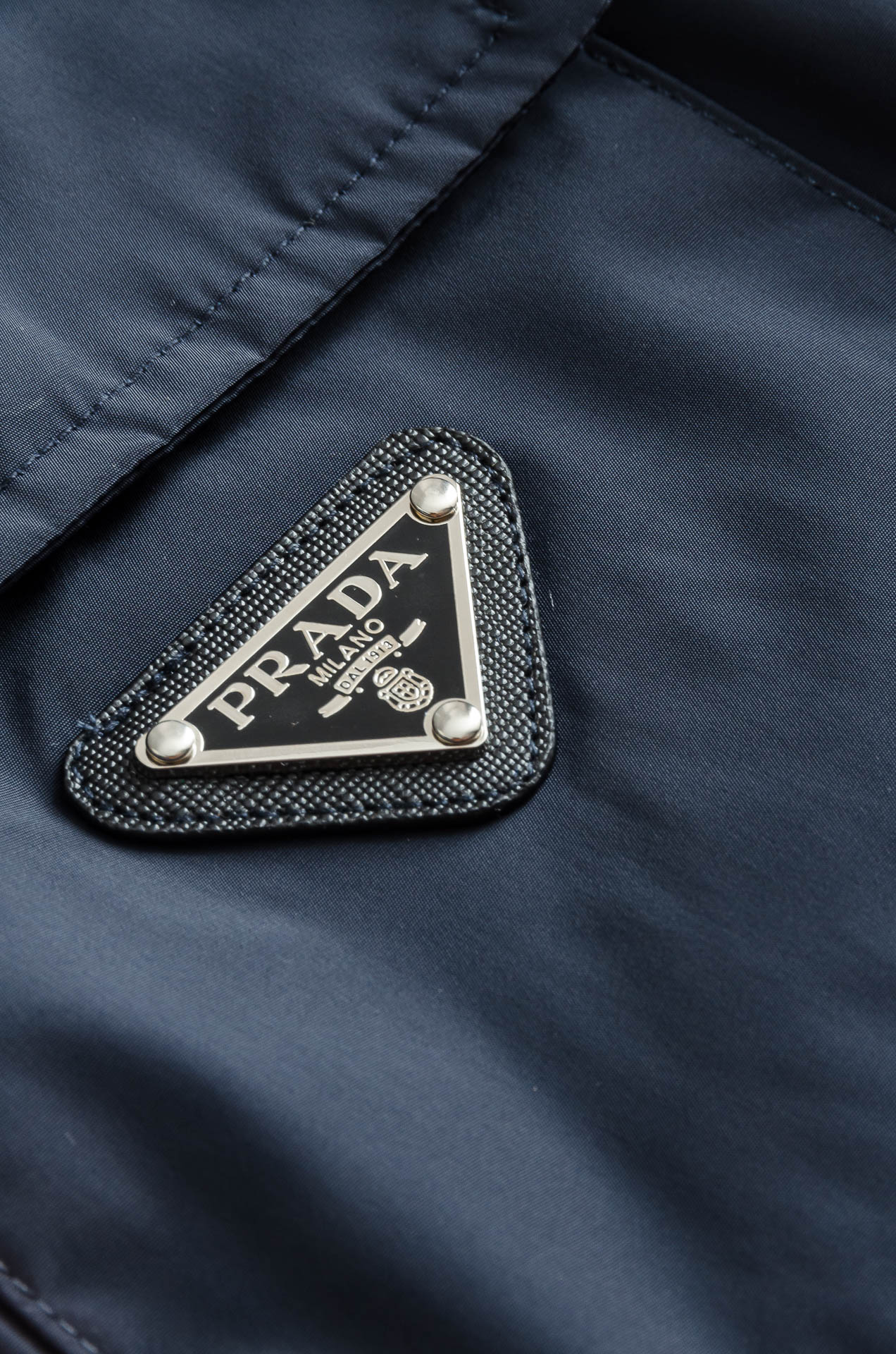 PR#ADA普拉达2026最新立领设计男士休闲马甲夹克外套#上身十分的舒适，质感超级的细腻且柔软。色彩鲜