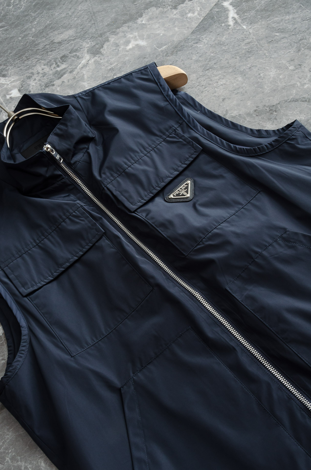 PR#ADA普拉达2026最新立领设计男士休闲马甲夹克外套#上身十分的舒适，质感超级的细腻且柔软。色彩鲜