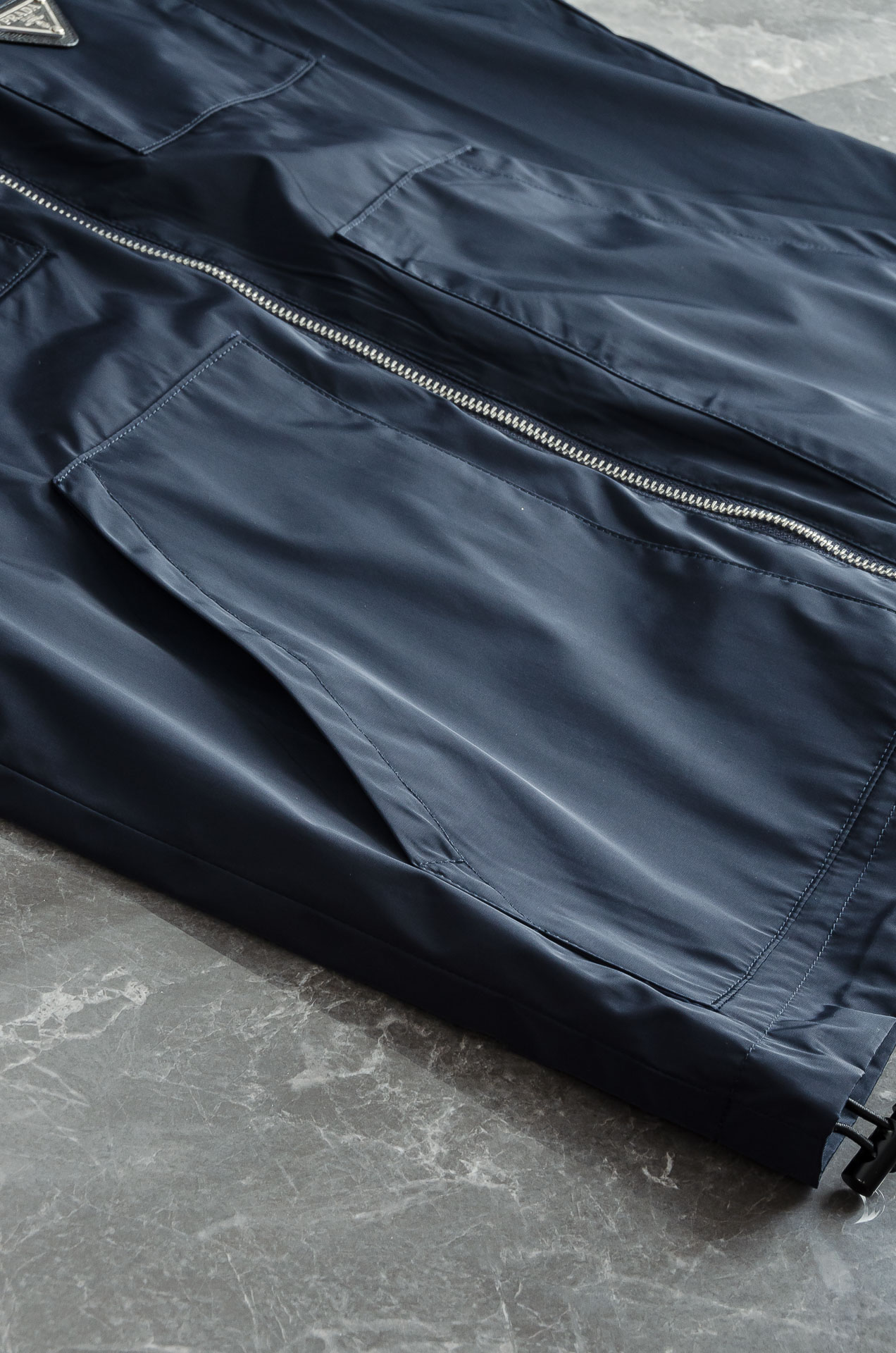 PR#ADA普拉达2026最新立领设计男士休闲马甲夹克外套#上身十分的舒适，质感超级的细腻且柔软。色彩鲜