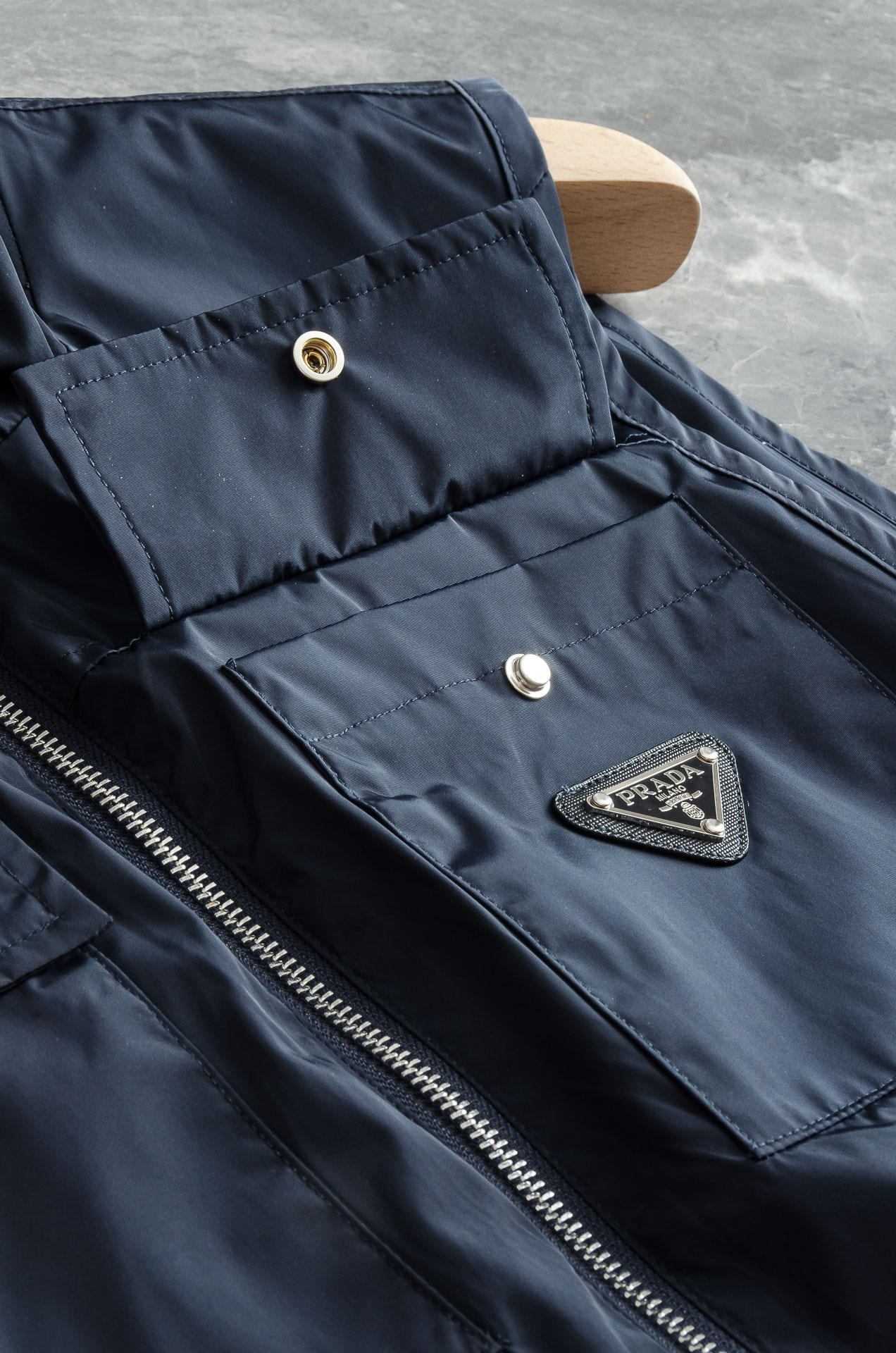 PR#ADA普拉达2026最新立领设计男士休闲马甲夹克外套#上身十分的舒适，质感超级的细腻且柔软。色彩鲜