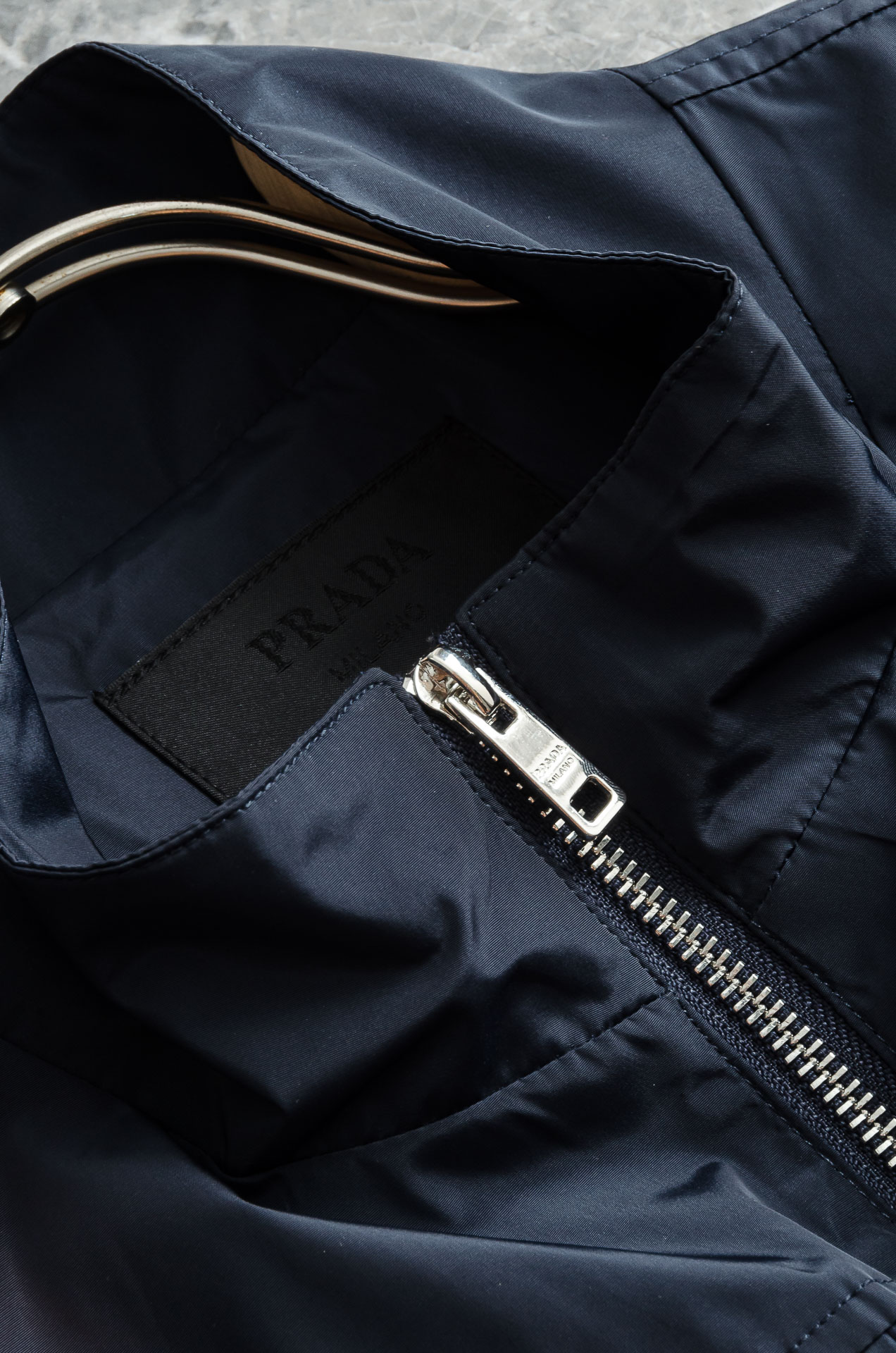 PR#ADA普拉达2026最新立领设计男士休闲马甲夹克外套#上身十分的舒适，质感超级的细腻且柔软。色彩鲜