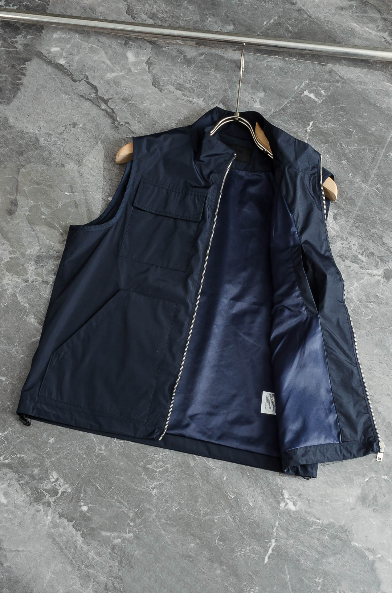 PR#ADA普拉达2026最新立领设计男士休闲马甲夹克外套#上身十分的舒适，质感超级的细腻且柔软。色彩鲜