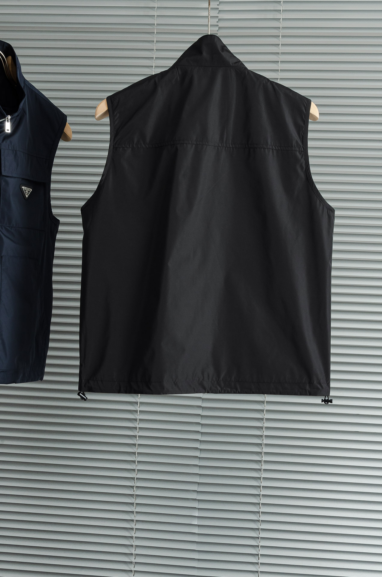 PR#ADA普拉达2026最新立领设计男士休闲马甲夹克外套#上身十分的舒适，质感超级的细腻且柔软。色彩鲜