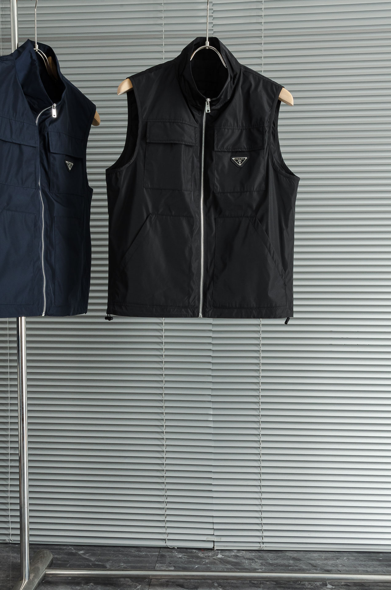 PR#ADA普拉达2026最新立领设计男士休闲马甲夹克外套#上身十分的舒适，质感超级的细腻且柔软。色彩鲜