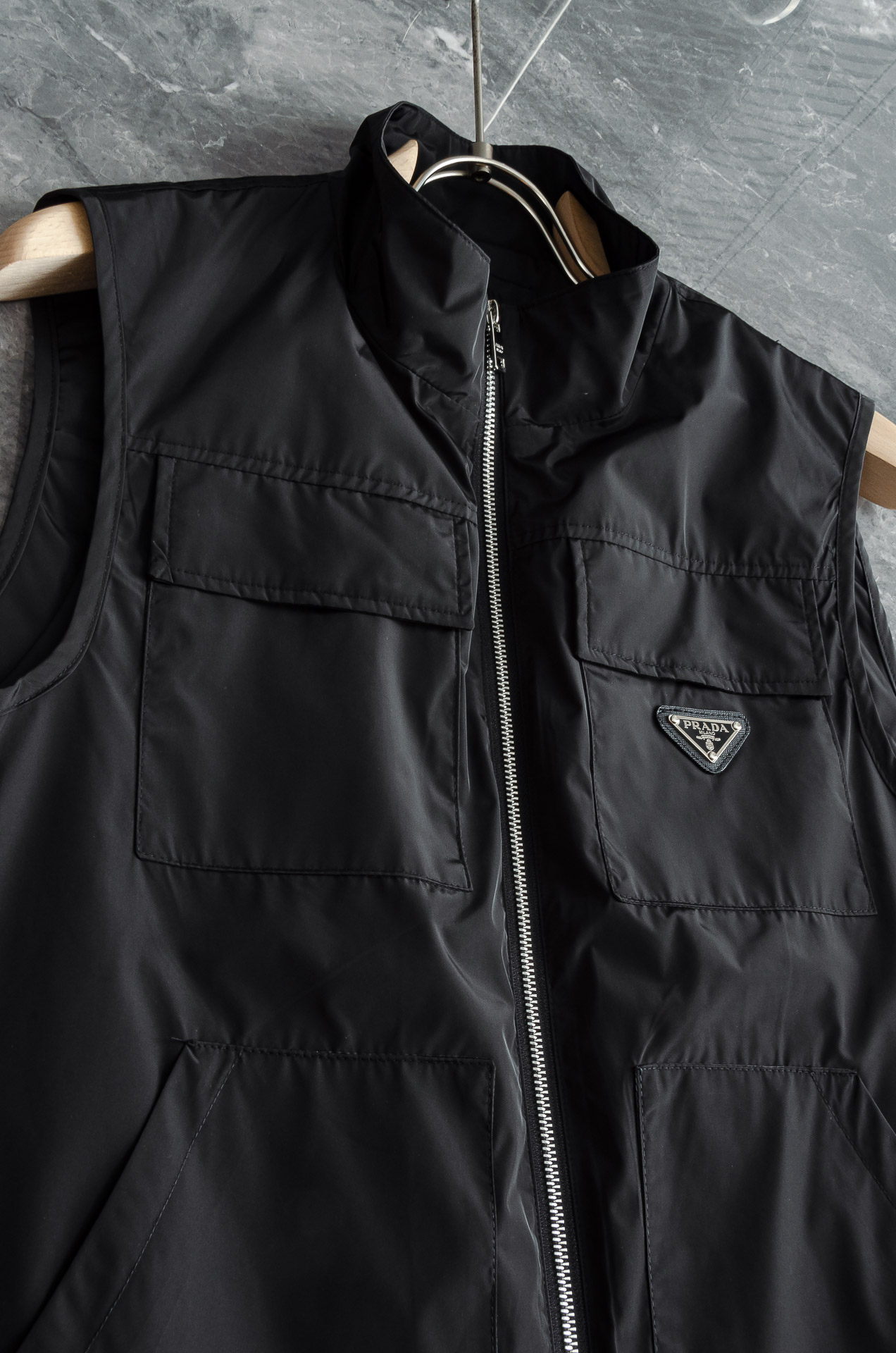 PR#ADA普拉达2026最新立领设计男士休闲马甲夹克外套#上身十分的舒适，质感超级的细腻且柔软。色彩鲜