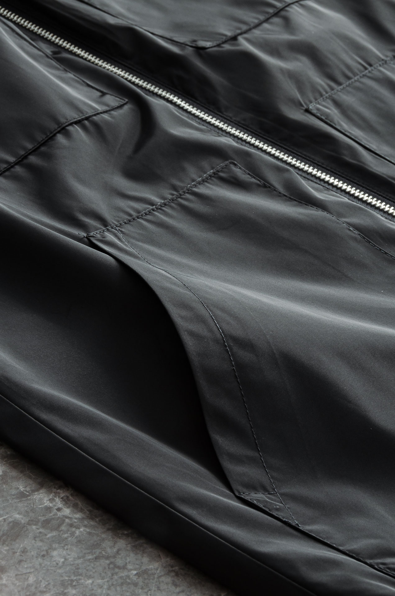 PR#ADA普拉达2026最新立领设计男士休闲马甲夹克外套#上身十分的舒适，质感超级的细腻且柔软。色彩鲜