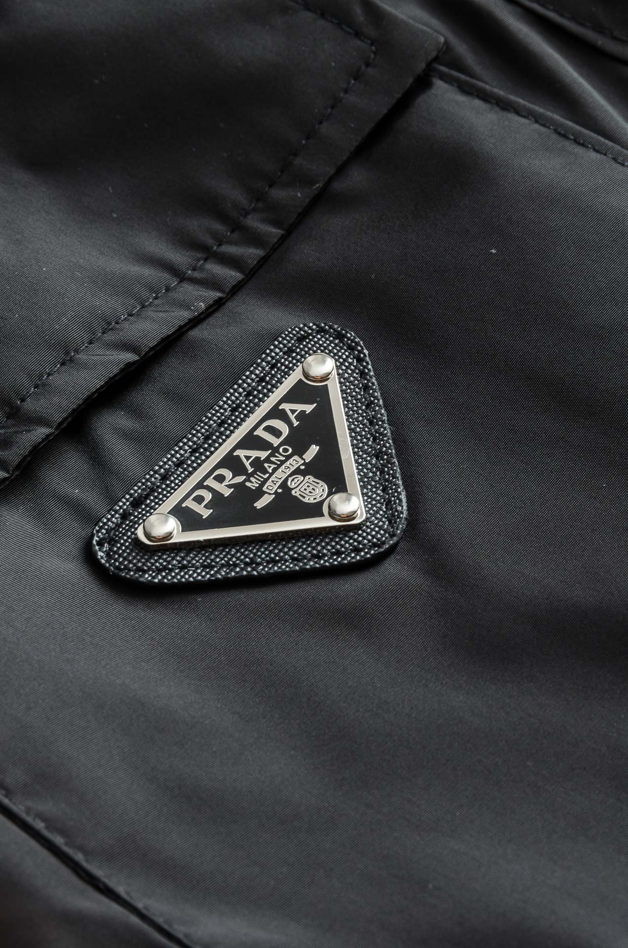 PR#ADA普拉达2026最新立领设计男士休闲马甲夹克外套#上身十分的舒适，质感超级的细腻且柔软。色彩鲜