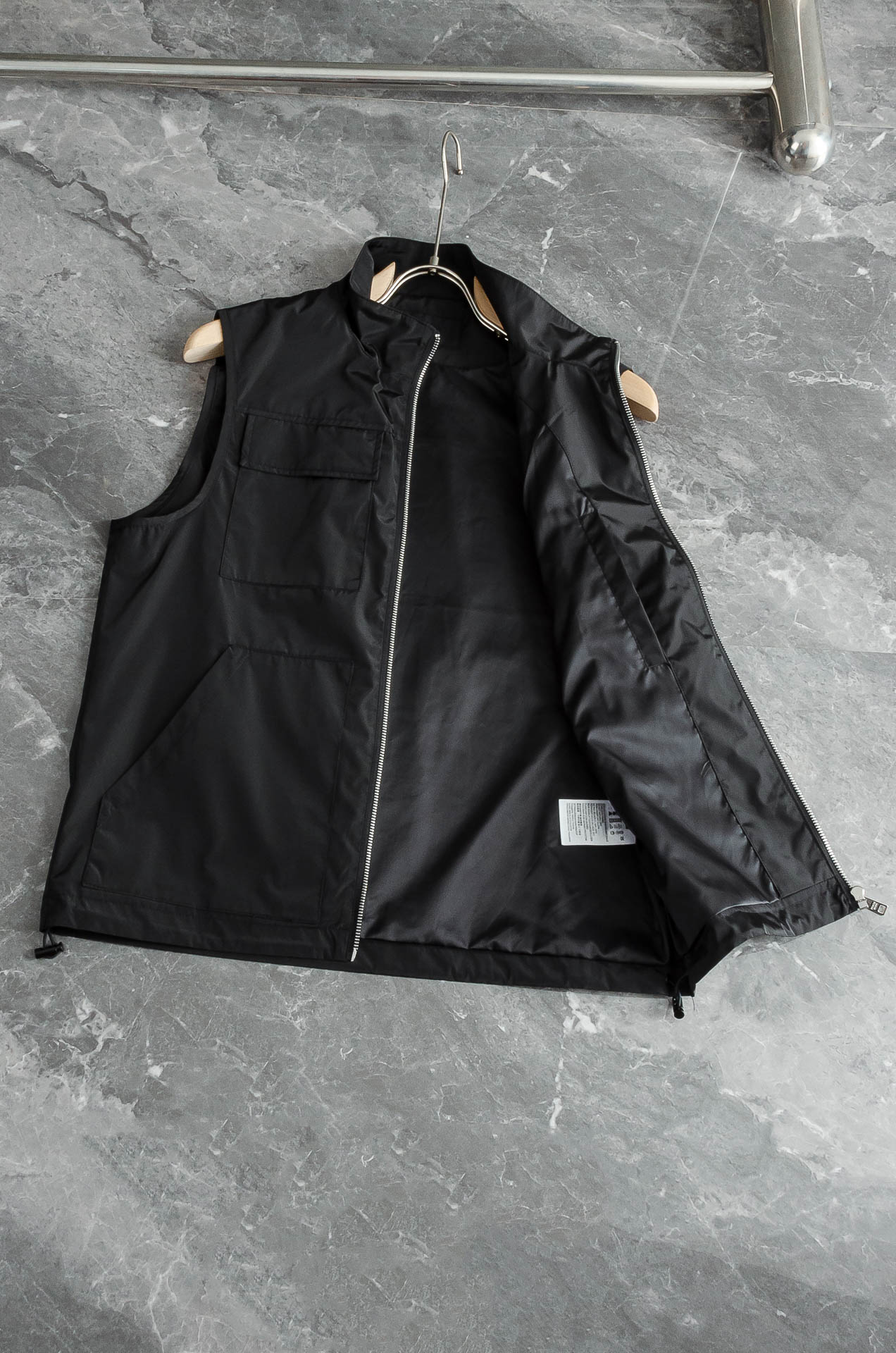 PR#ADA普拉达2026最新立领设计男士休闲马甲夹克外套#上身十分的舒适，质感超级的细腻且柔软。色彩鲜