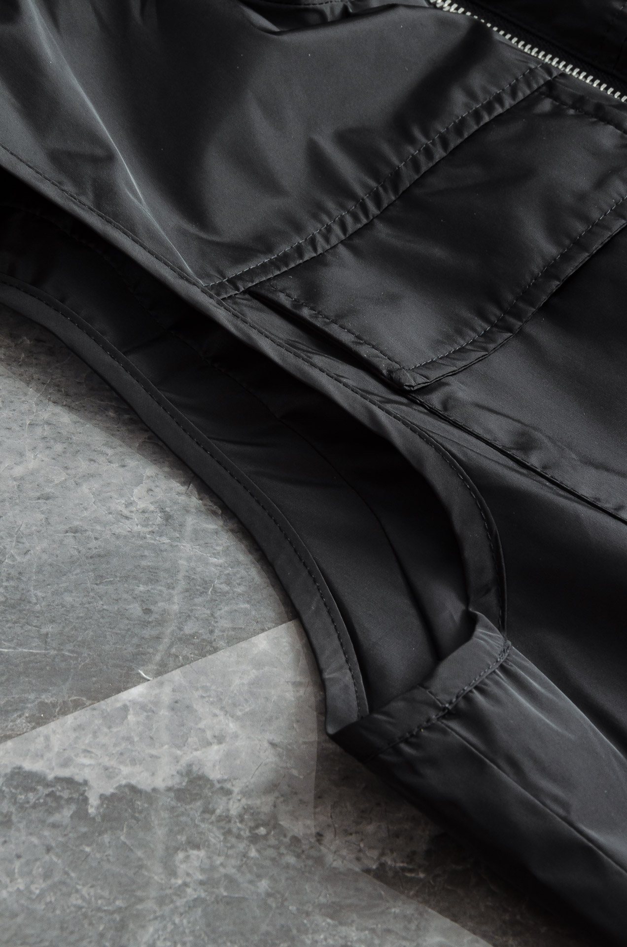 PR#ADA普拉达2026最新立领设计男士休闲马甲夹克外套#上身十分的舒适，质感超级的细腻且柔软。色彩鲜