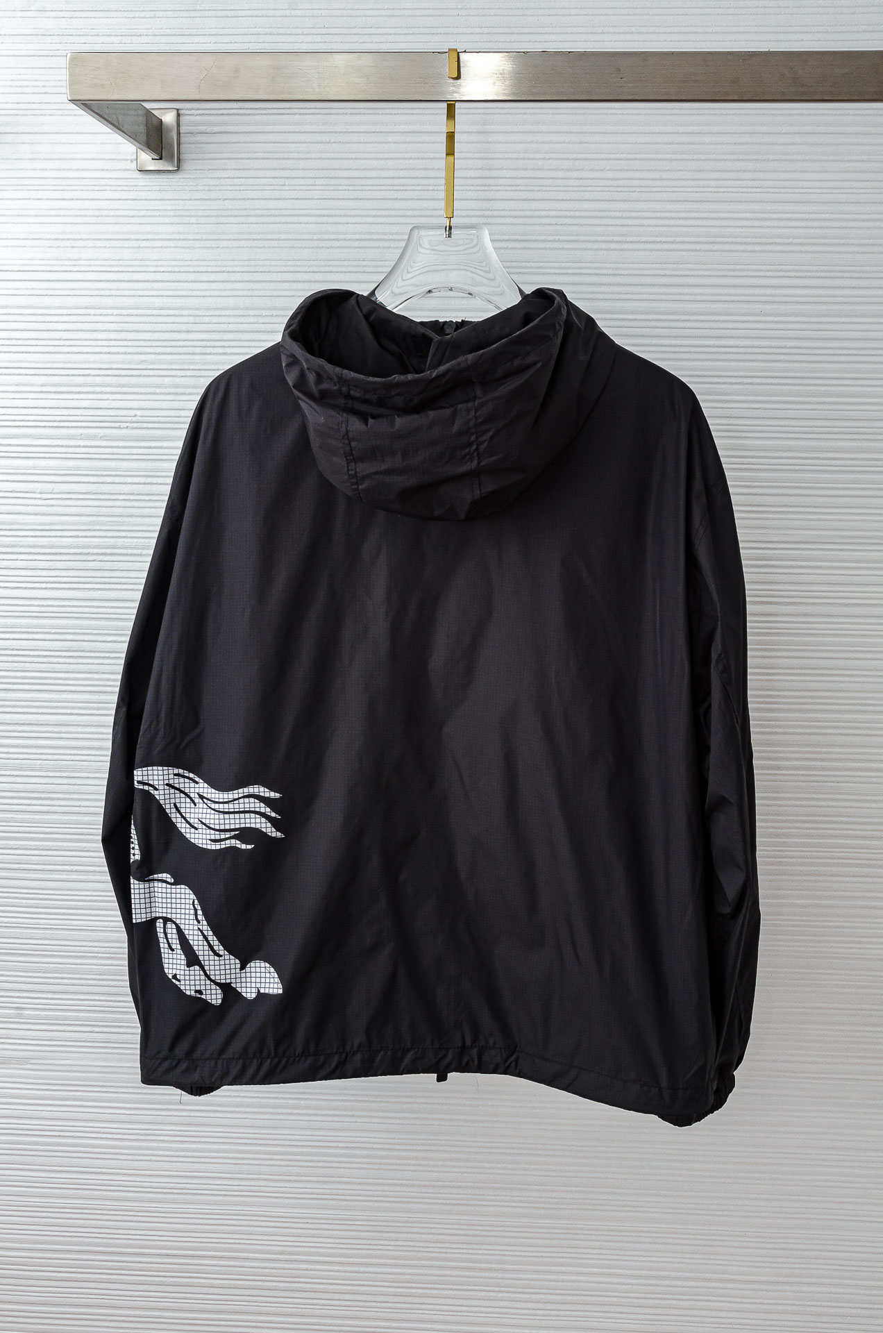 Burbe#* rry 3️⃣ 25FW 高版本尼龙夹克连帽外套，选用意大利精纺褶饰尼龙面料打造，呈现宽