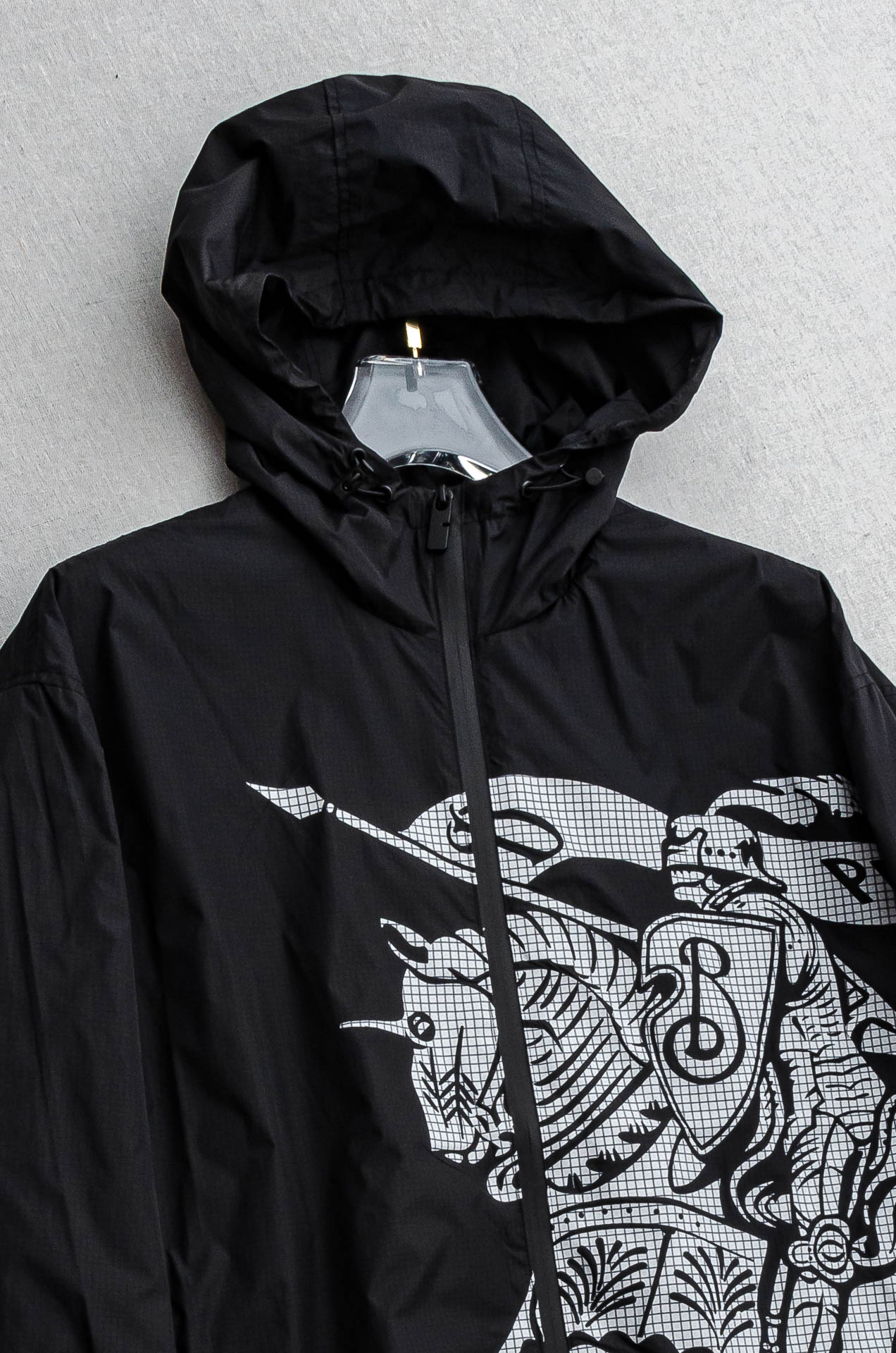 Burbe#* rry 3️⃣ 25FW 高版本尼龙夹克连帽外套，选用意大利精纺褶饰尼龙面料打造，呈现宽