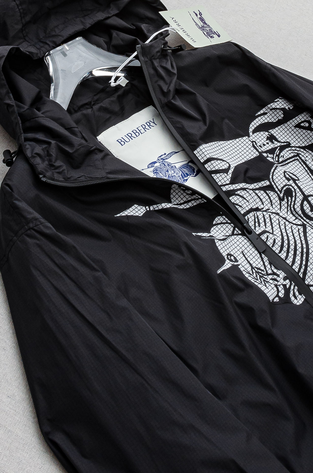 Burbe#* rry 3️⃣ 25FW 高版本尼龙夹克连帽外套，选用意大利精纺褶饰尼龙面料打造，呈现宽