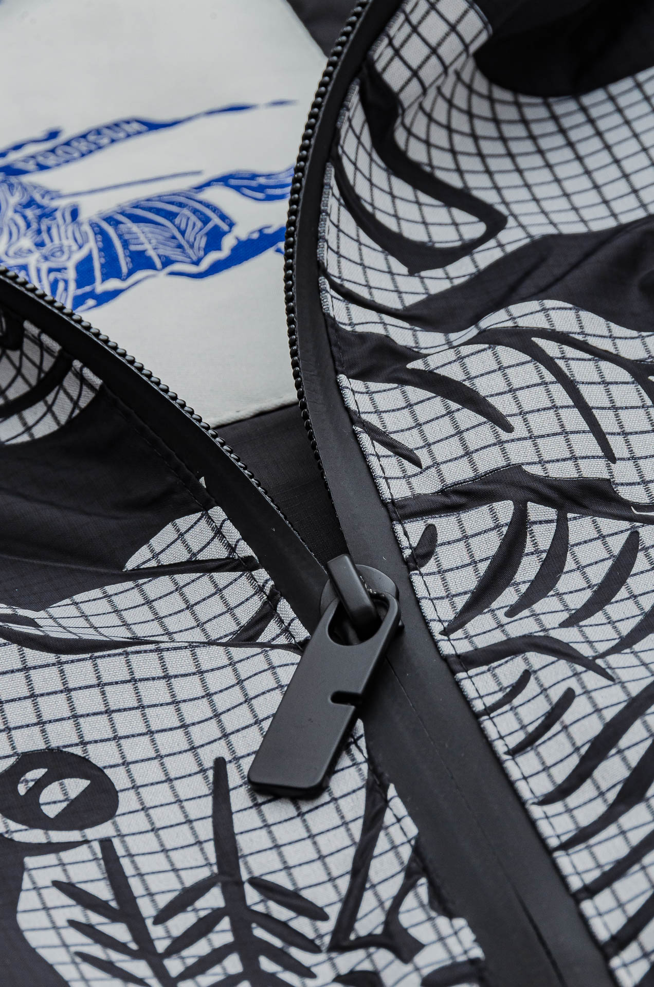 Burbe#* rry 3️⃣ 25FW 高版本尼龙夹克连帽外套，选用意大利精纺褶饰尼龙面料打造，呈现宽