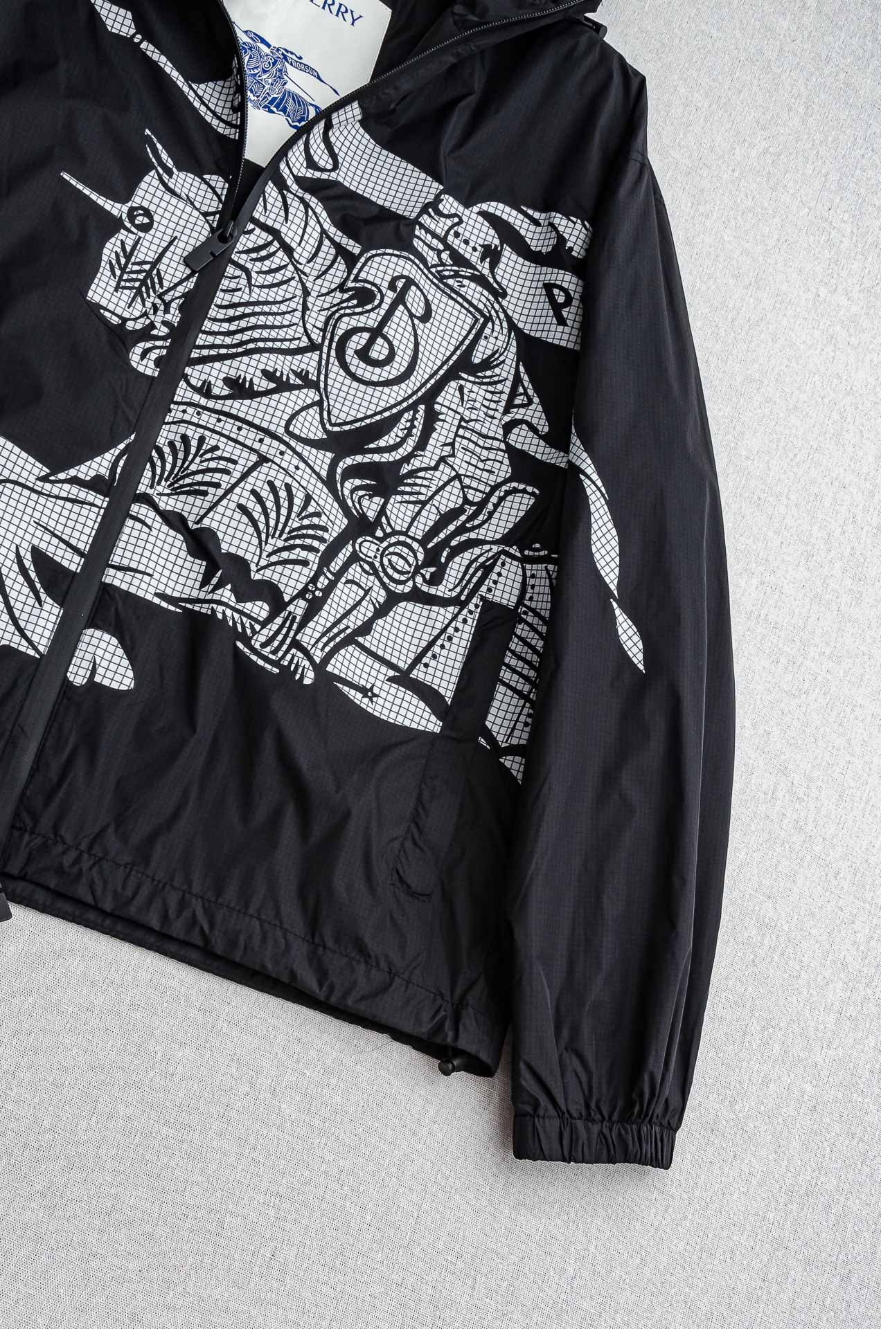 Burbe#* rry 3️⃣ 25FW 高版本尼龙夹克连帽外套，选用意大利精纺褶饰尼龙面料打造，呈现宽