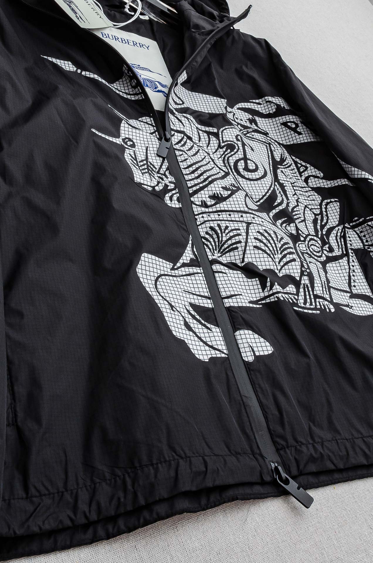 Burbe#* rry 3️⃣ 25FW 高版本尼龙夹克连帽外套，选用意大利精纺褶饰尼龙面料打造，呈现宽