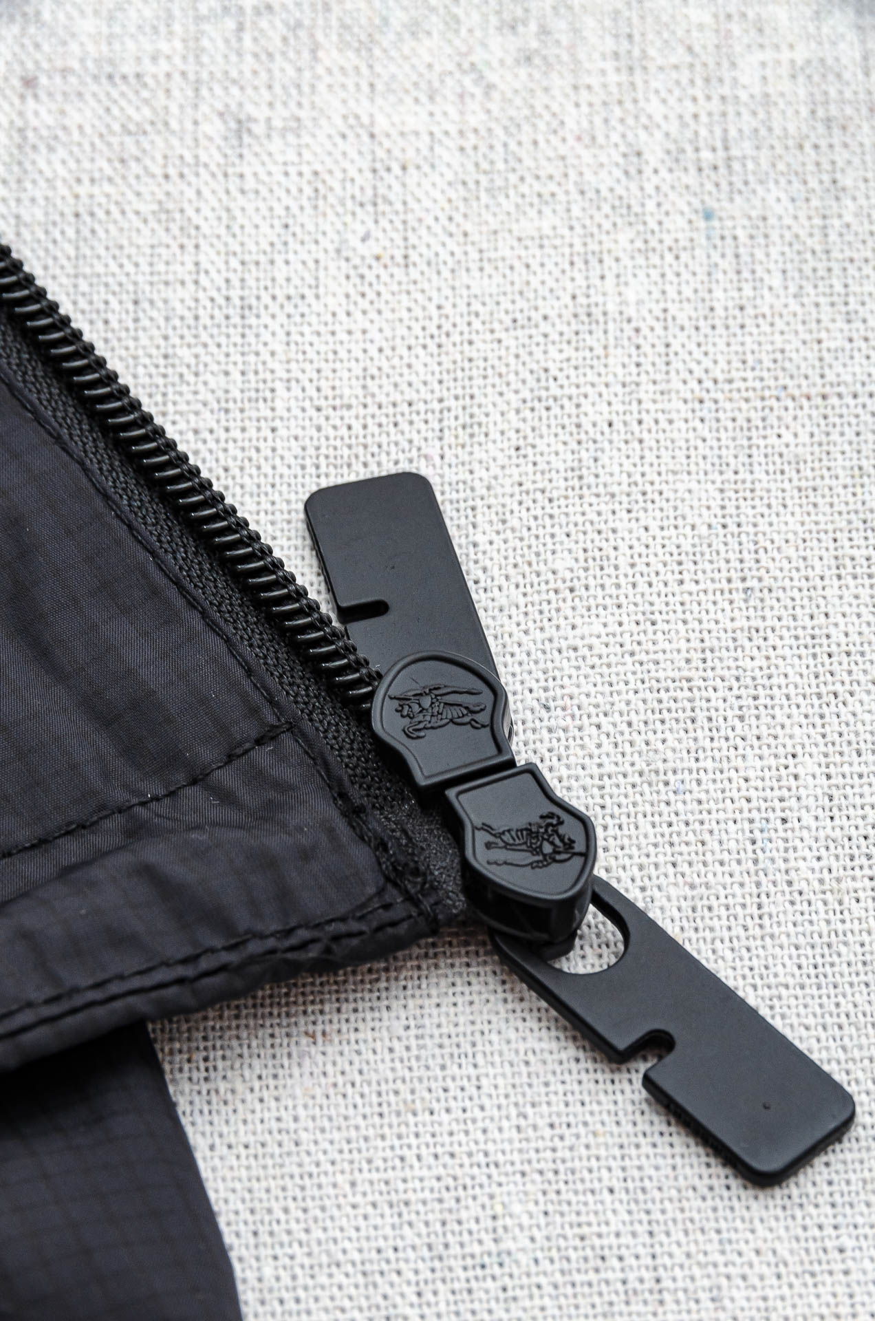 Burbe#* rry 3️⃣ 25FW 高版本尼龙夹克连帽外套，选用意大利精纺褶饰尼龙面料打造，呈现宽