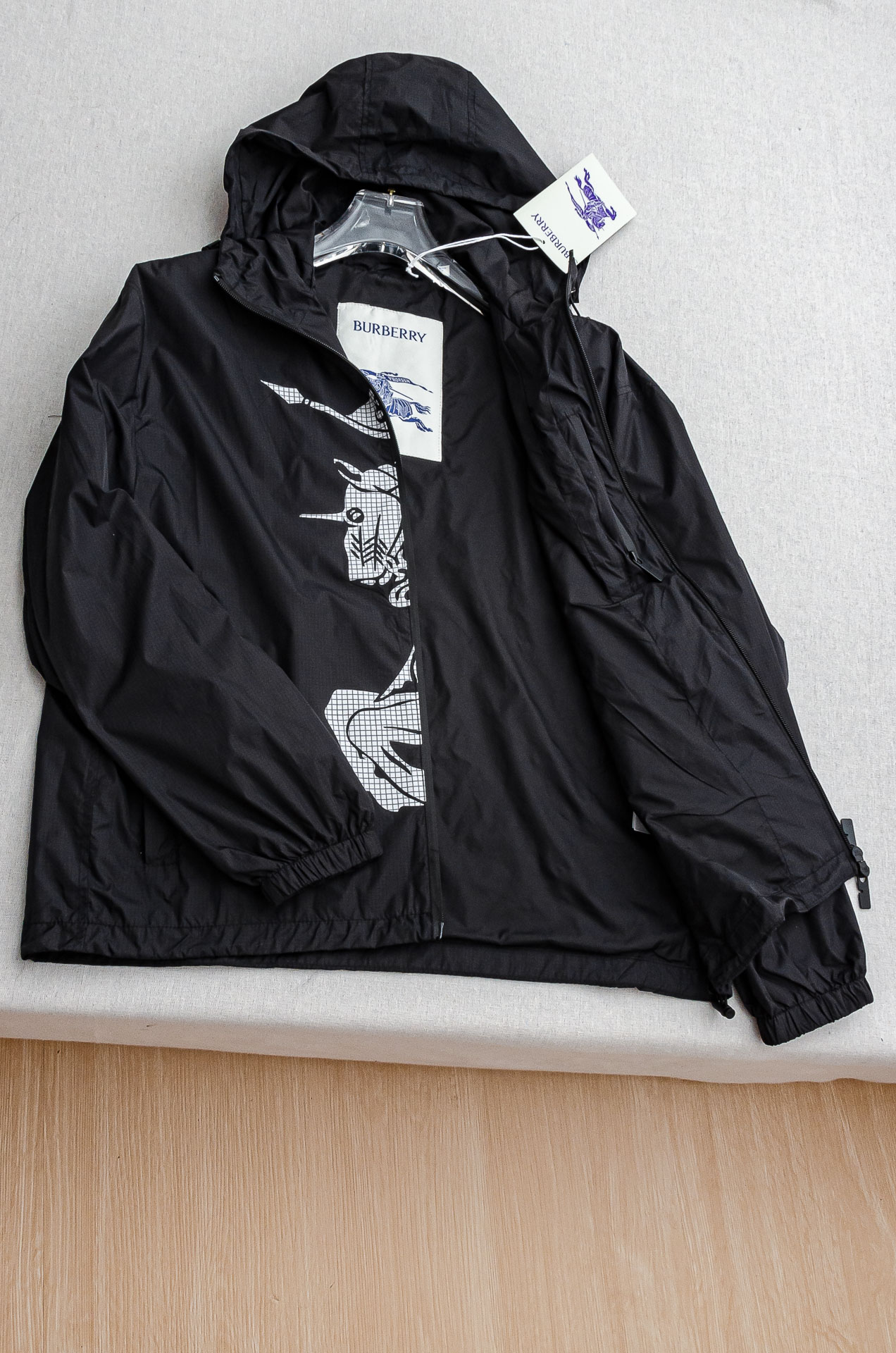 Burbe#* rry 3️⃣ 25FW 高版本尼龙夹克连帽外套，选用意大利精纺褶饰尼龙面料打造，呈现宽