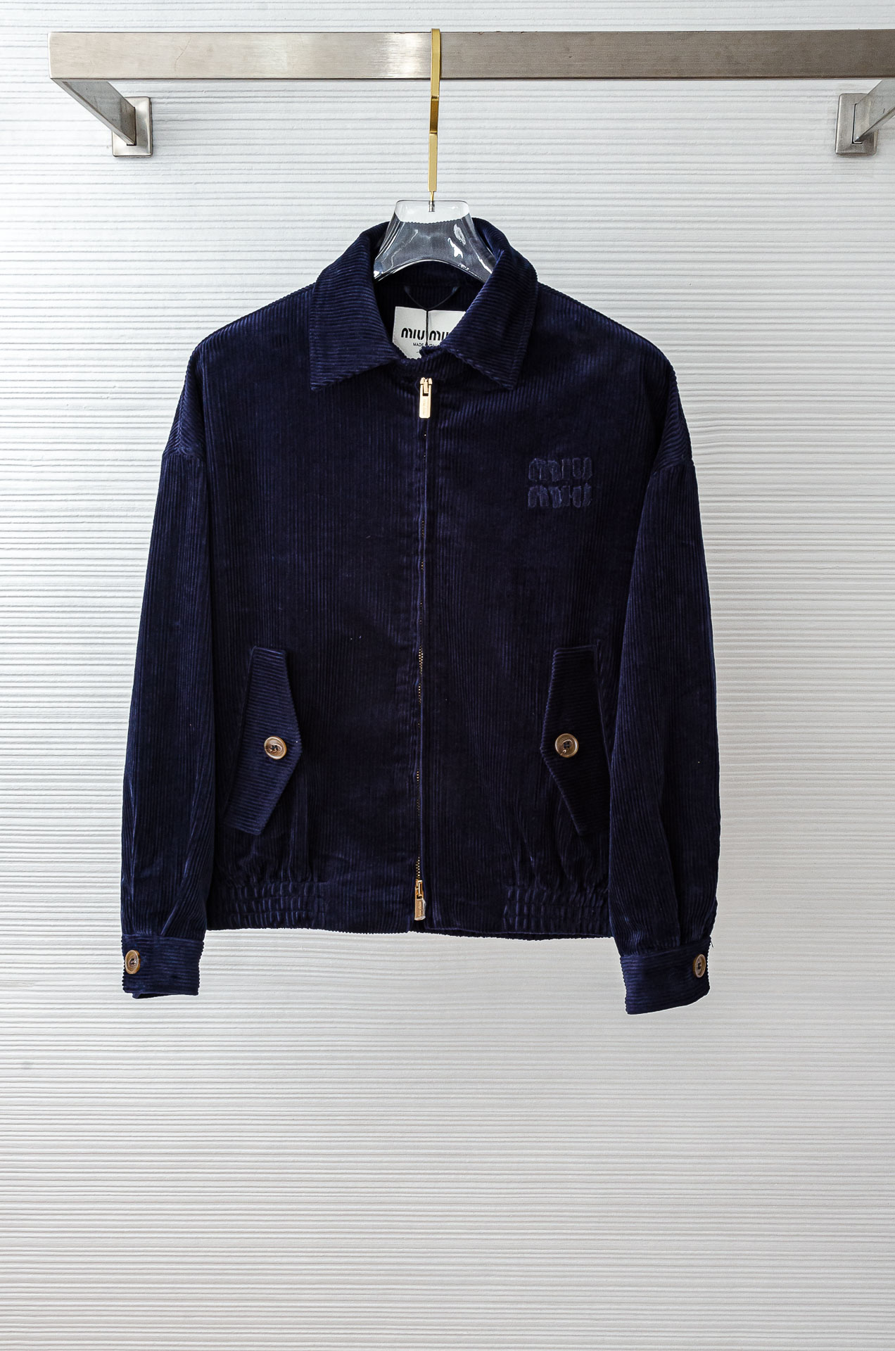 MIUMIU 3️⃣ 2025fW秋冬新品 灯芯绒条纹肌理男士翻领外套#坑条肌理灯芯绒质地，表面形成纵向