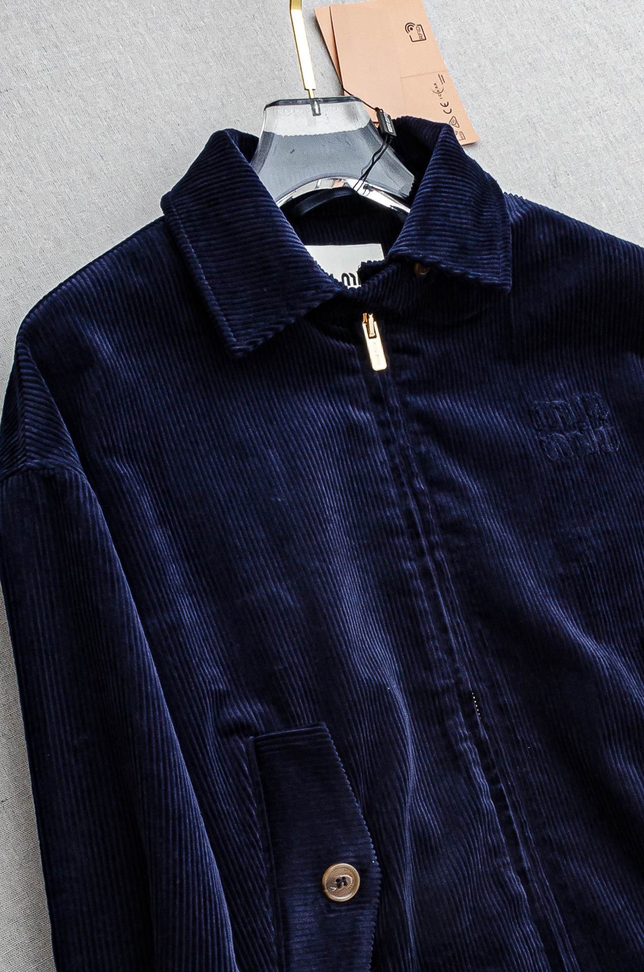 MIUMIU 3️⃣ 2025fW秋冬新品 灯芯绒条纹肌理男士翻领外套#坑条肌理灯芯绒质地，表面形成纵向