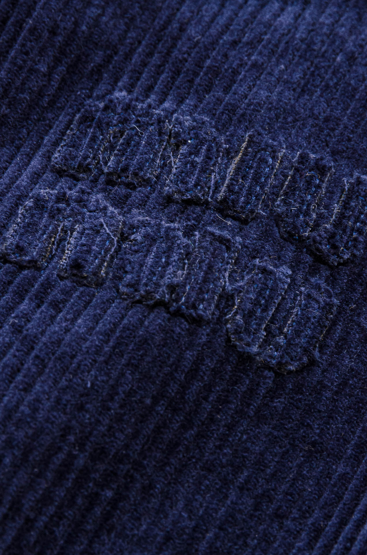 MIUMIU 3️⃣ 2025fW秋冬新品 灯芯绒条纹肌理男士翻领外套#坑条肌理灯芯绒质地，表面形成纵向