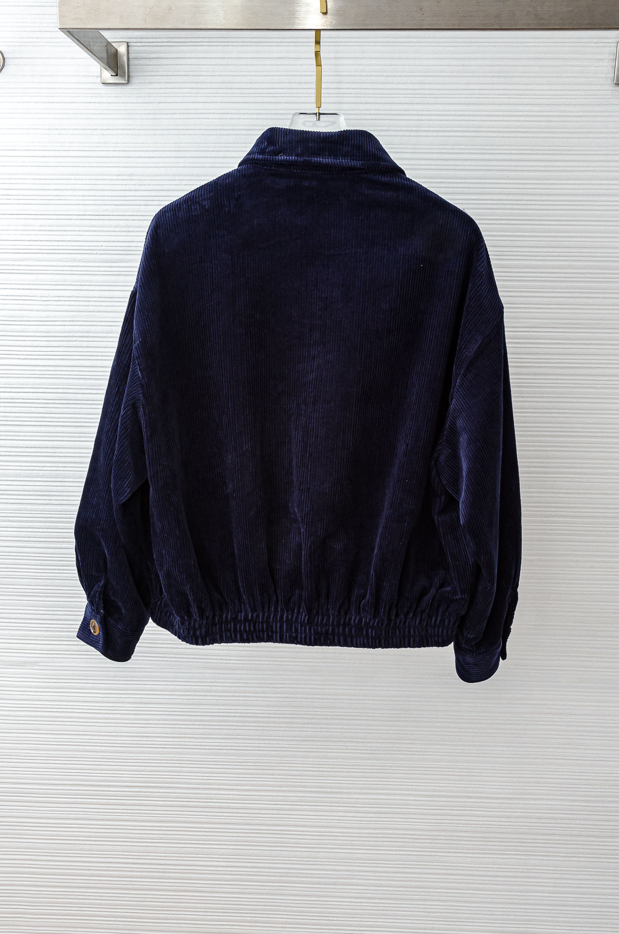 MIUMIU 3️⃣ 2025fW秋冬新品 灯芯绒条纹肌理男士翻领外套#坑条肌理灯芯绒质地，表面形成纵向