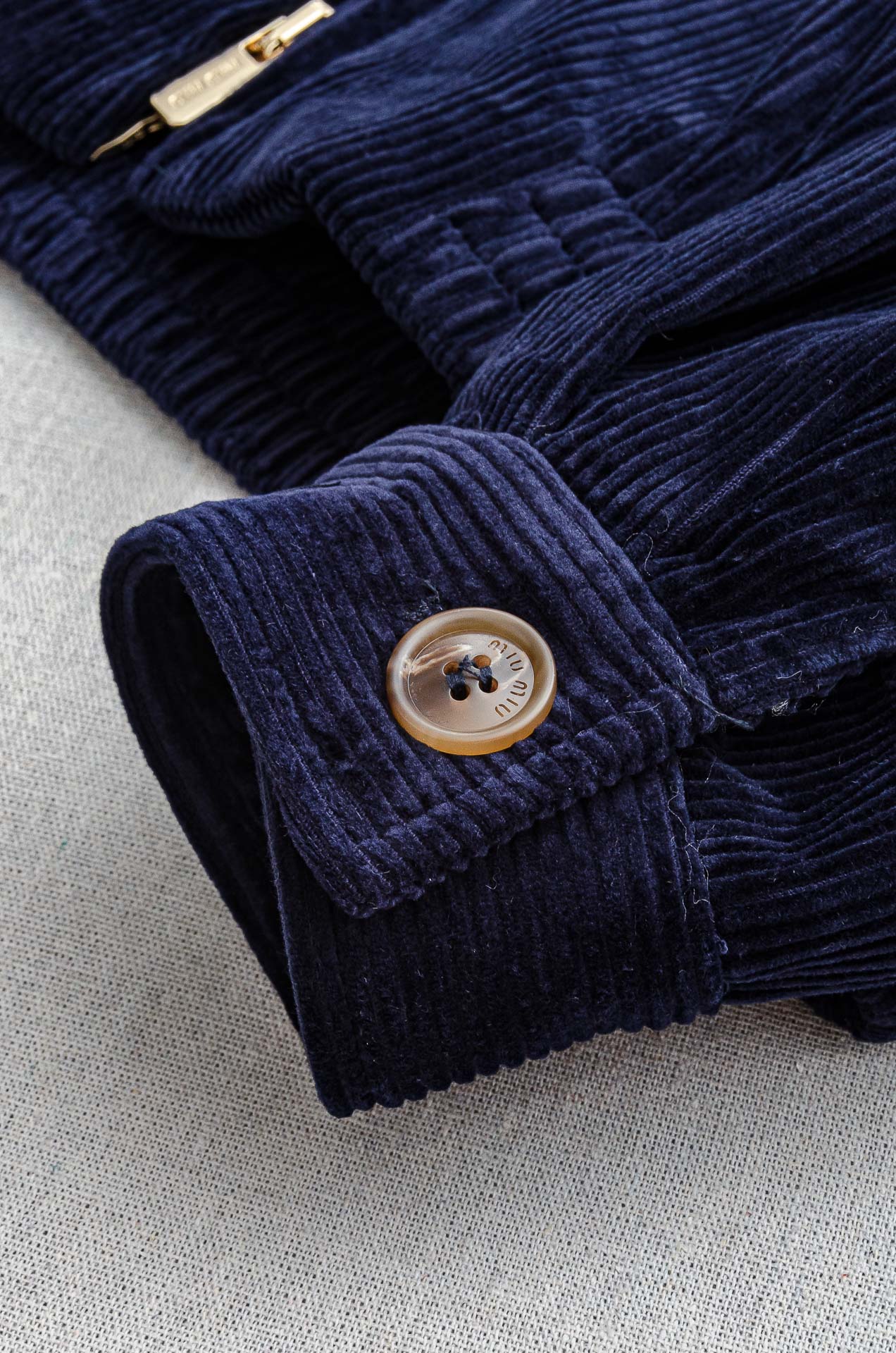 MIUMIU 3️⃣ 2025fW秋冬新品 灯芯绒条纹肌理男士翻领外套#坑条肌理灯芯绒质地，表面形成纵向