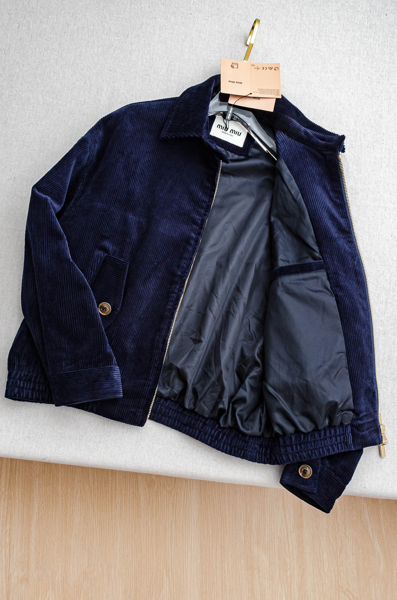 MIUMIU 3️⃣ 2025fW秋冬新品 灯芯绒条纹肌理男士翻领外套#坑条肌理灯芯绒质地，表面形成纵向