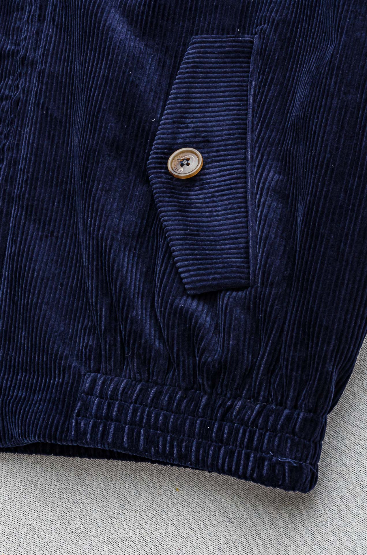 MIUMIU 3️⃣ 2025fW秋冬新品 灯芯绒条纹肌理男士翻领外套#坑条肌理灯芯绒质地，表面形成纵向