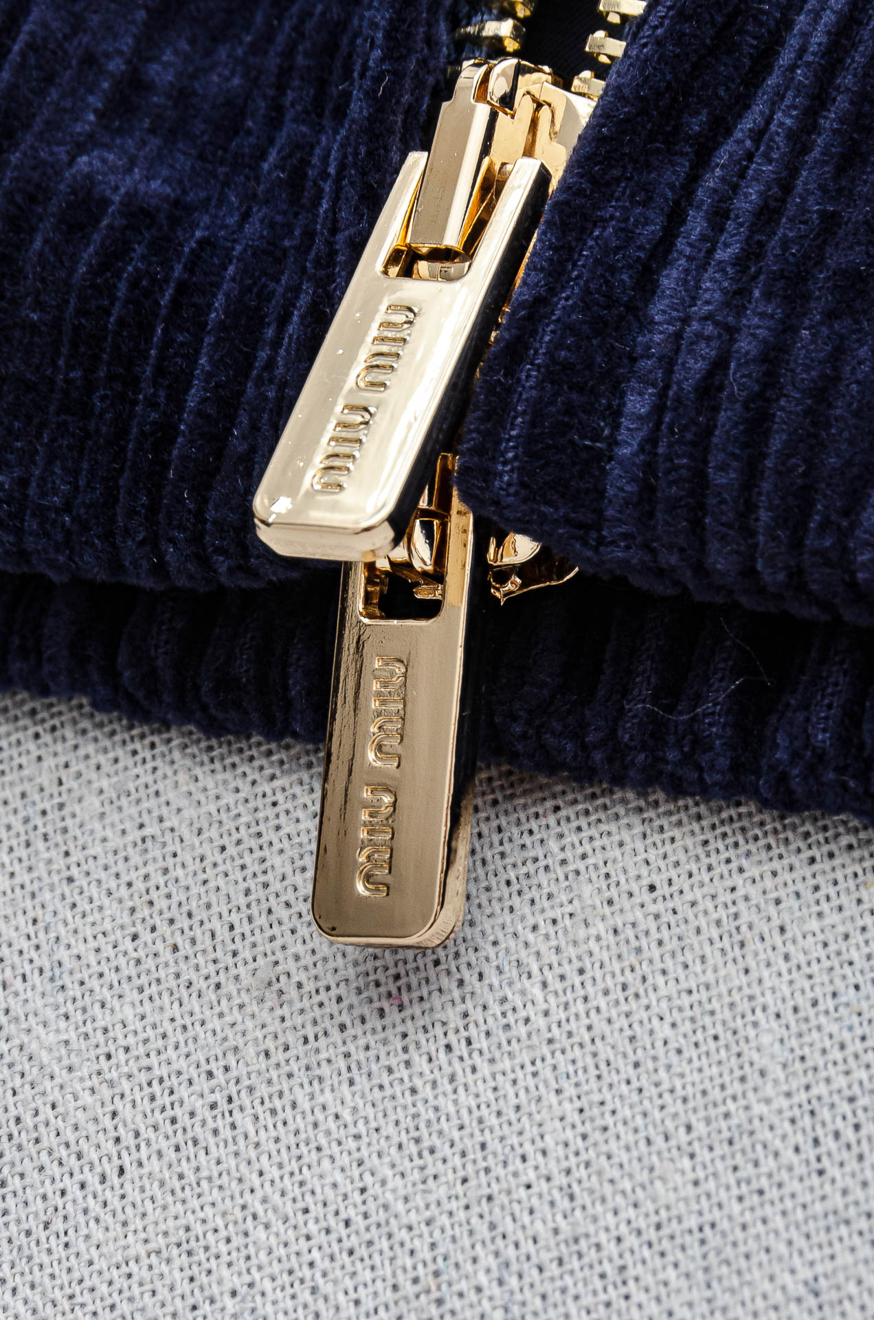 MIUMIU 3️⃣ 2025fW秋冬新品 灯芯绒条纹肌理男士翻领外套#坑条肌理灯芯绒质地，表面形成纵向