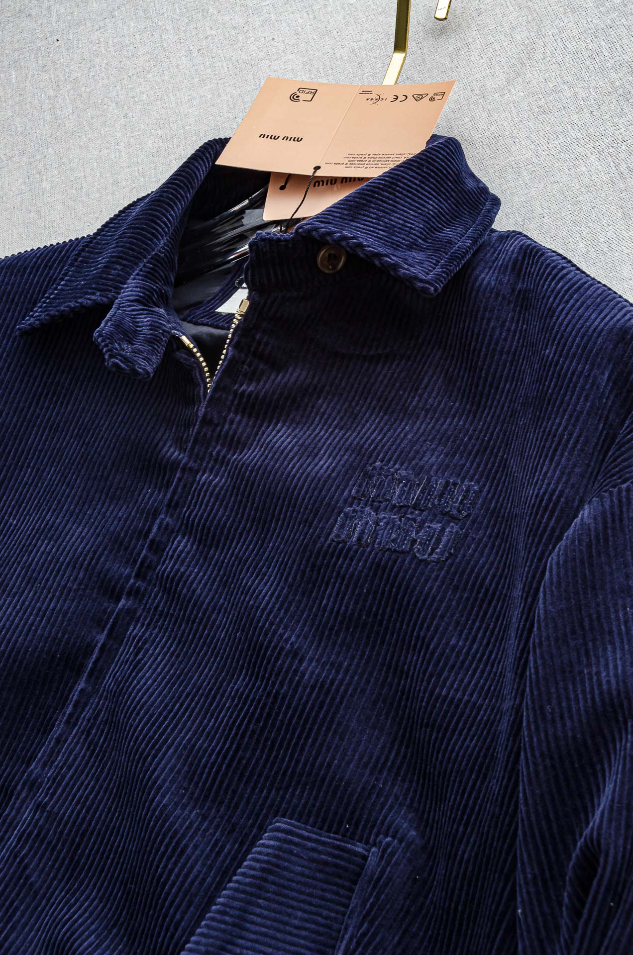 MIUMIU 3️⃣ 2025fW秋冬新品 灯芯绒条纹肌理男士翻领外套#坑条肌理灯芯绒质地，表面形成纵向