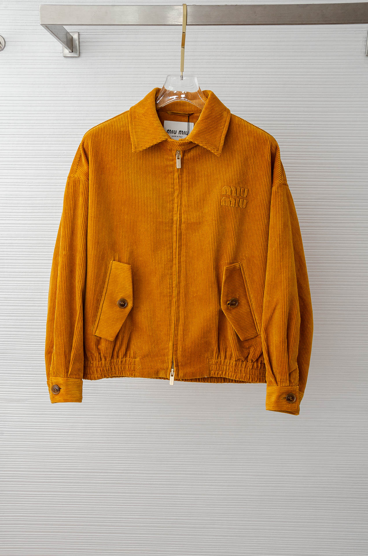 MIUMIU 3️⃣ 2025FW秋冬款品 灯芯绒条纹肌理男士翻领外套#坑条肌理灯芯绒质地，表面形成纵向