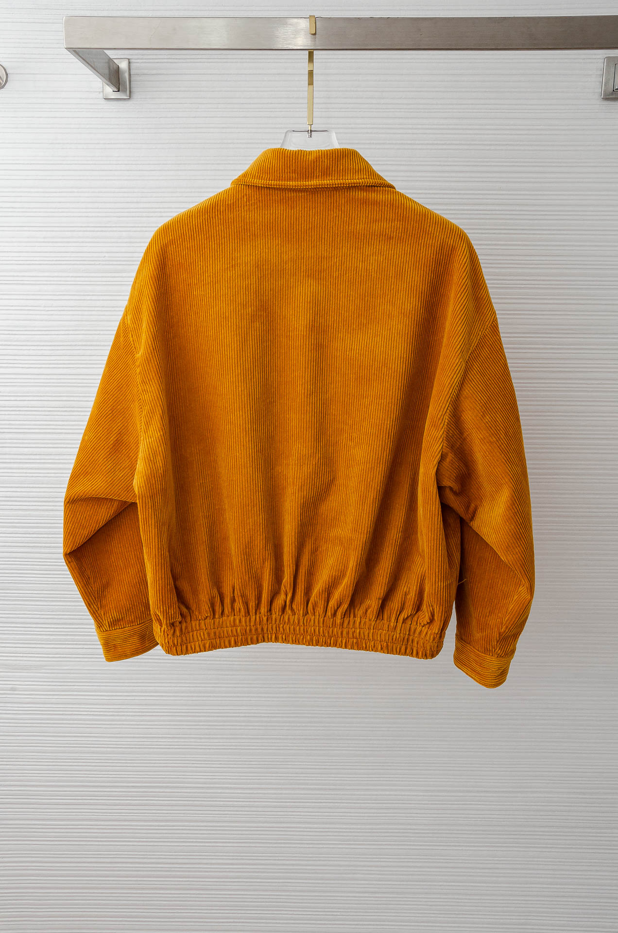 MIUMIU 3️⃣ 2025FW秋冬款品 灯芯绒条纹肌理男士翻领外套#坑条肌理灯芯绒质地，表面形成纵向