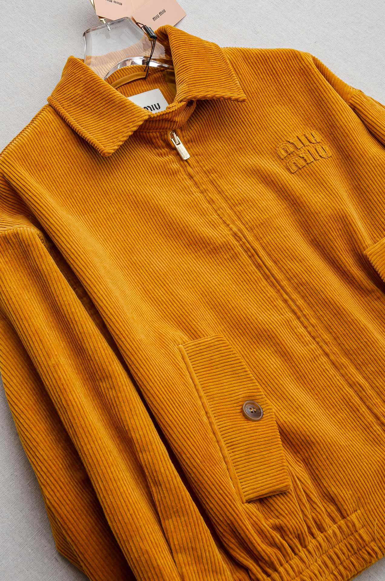 MIUMIU 3️⃣ 2025FW秋冬款品 灯芯绒条纹肌理男士翻领外套#坑条肌理灯芯绒质地，表面形成纵向