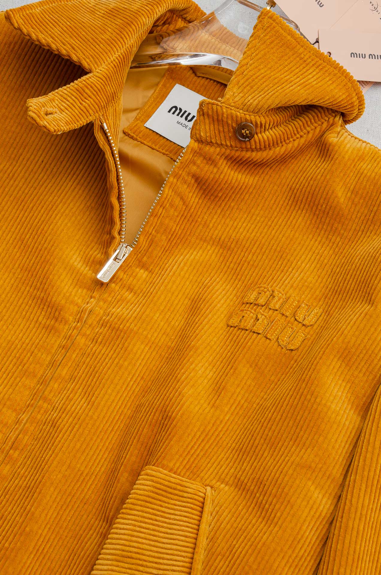 MIUMIU 3️⃣ 2025FW秋冬款品 灯芯绒条纹肌理男士翻领外套#坑条肌理灯芯绒质地，表面形成纵向